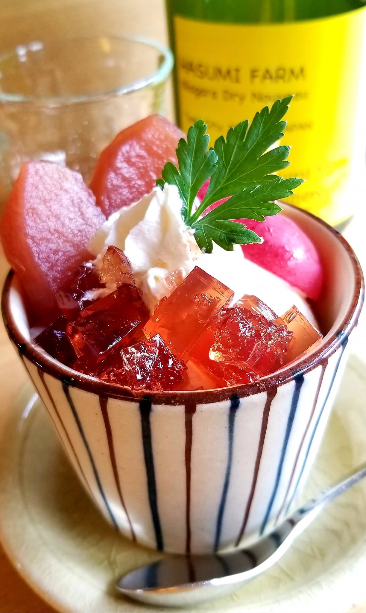 窯横カフェ 本日のスペシャル リンゴのコンポート パフェ仕立て リンゴを赤ワインでコトコト煮ました 同じワインでキラキラなゼリーも 店長的には残念ながらアルコールは飛ばしていますw 皮ごと食べられる長野のぶどうクイーンニーナも添えて