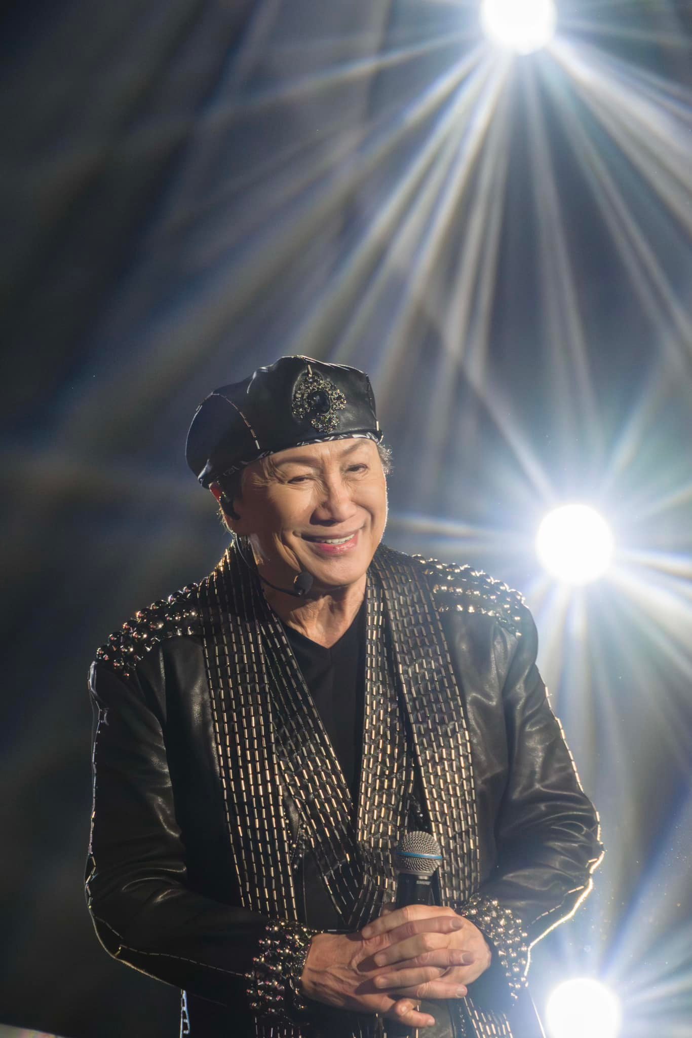 Sam Hui 許冠傑 - Here’s the next batch of shots from the...