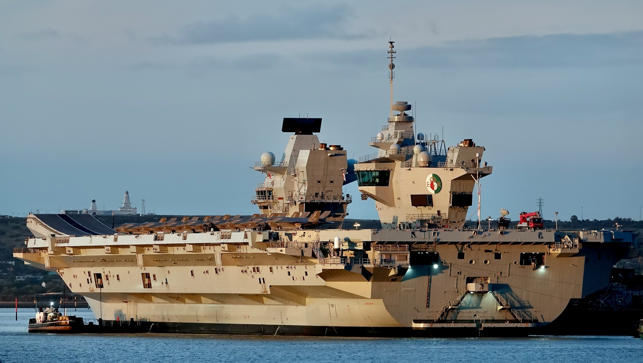 Military - A stunning view of HMS Queen Elizabeth (R08) reveals a ...