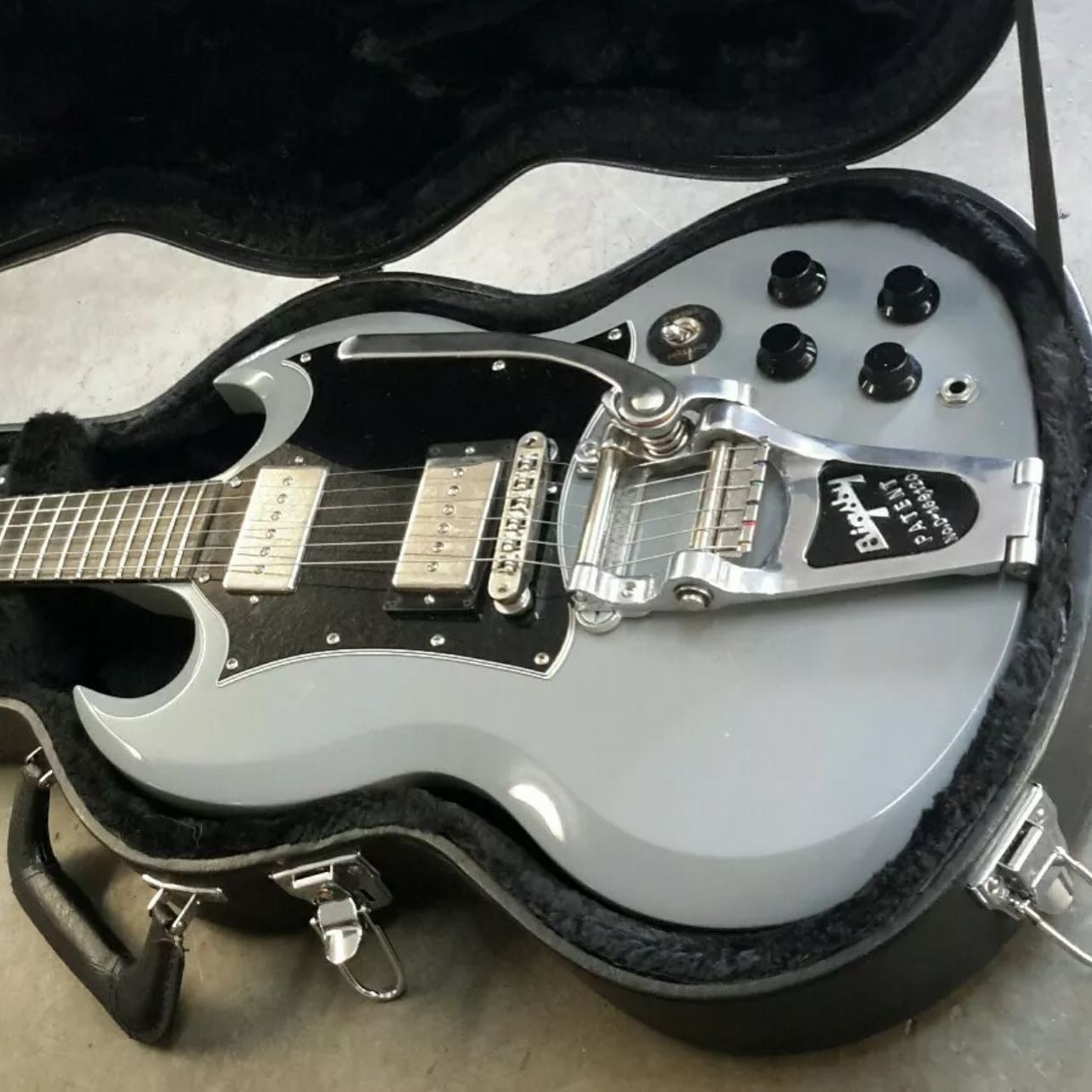 Super cool Gibson Custom Shop SG with Vibramate - Bigsby B7 