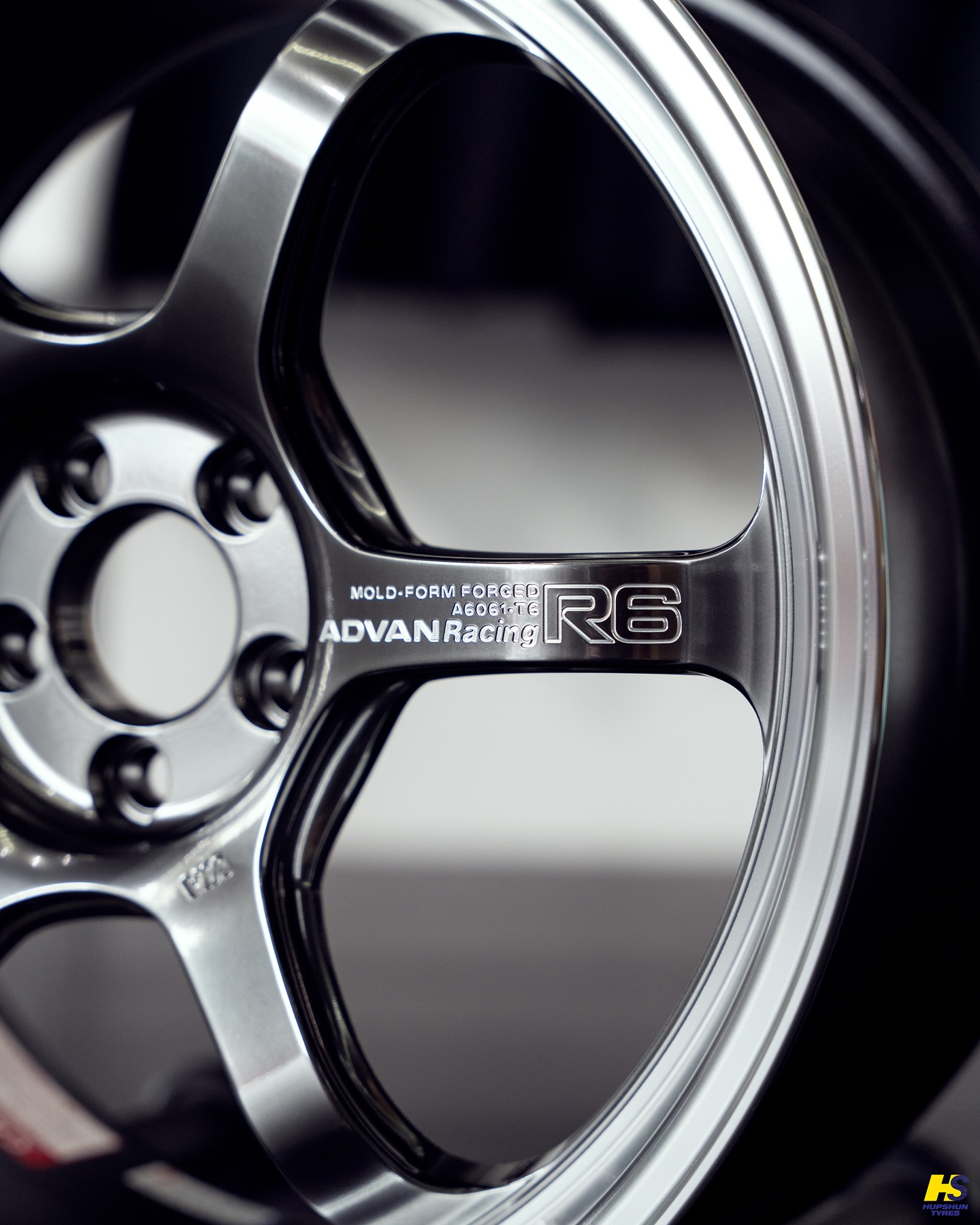 18” 𝗬𝗢𝗞𝗢𝗛𝗔𝗠𝗔 𝗔𝗗𝗩𝗔𝗡 𝗥𝗔𝗖𝗜𝗡𝗚 𝗥𝟲 forged wheel in
