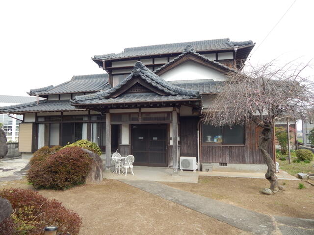 This traditional Japanese house is listed at 9,000,000 yen