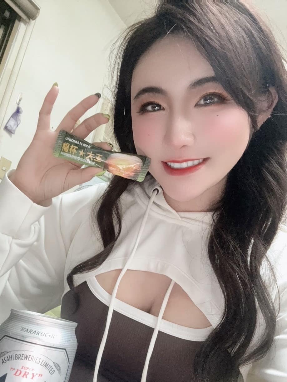 Virgina 費爵娜 想和我一起喝酒的人舉手🥰 要是酒量太差可不行喔！ 推薦你吃 UNIQMAN暢杯大王粉 👉... Facebook