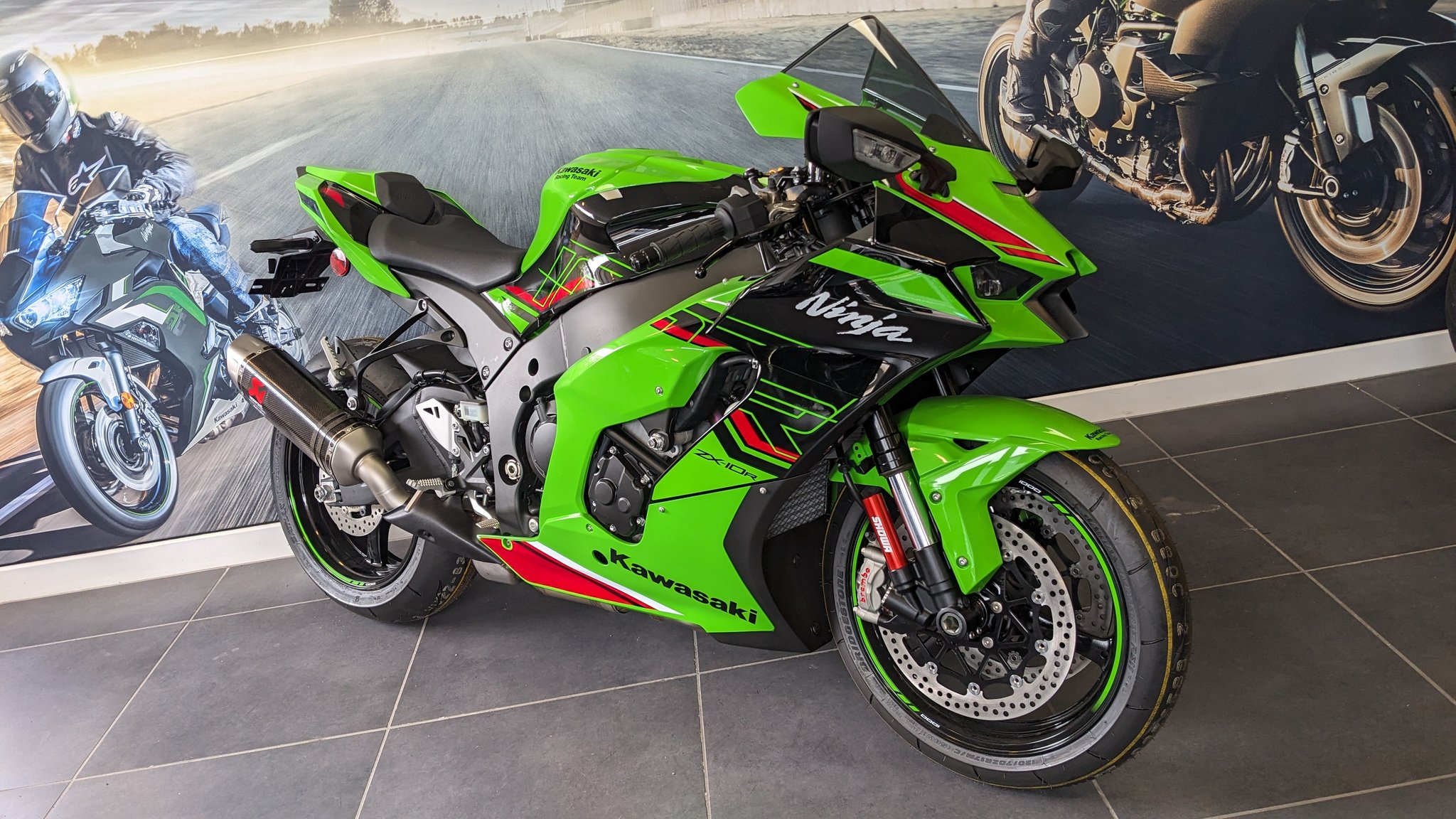 い Kawasaki ZX-10R performance edition with Akrapovic exhaust