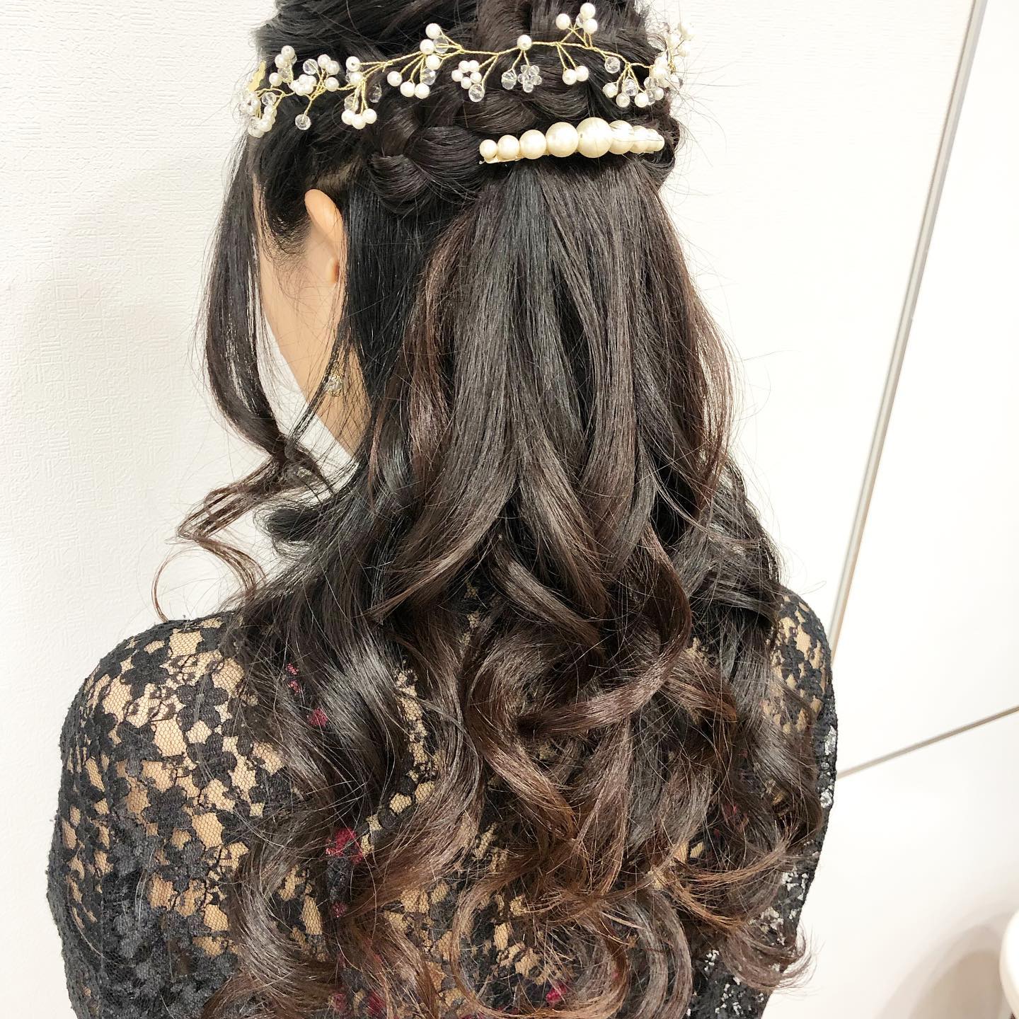 彩華 Saika 朝早くからご来店いただいたヘアセットのお客様 編み込みハーフアップでお出掛けです 時間が経って巻きが緩くなっても可愛いようにキツめに巻いてます 行ってらっしゃいませ 周南市 美容室 彩華 ヘアセット ハーフアップ 巻き髪 アレンジ ゆる