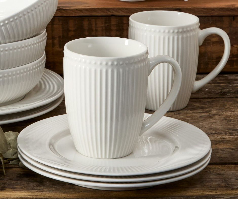 ☕️🤍 Perfekt für jeden Tag. 🤍☕️ Unsere geriffelten Tassen und die dazu passendenden Tellern überzeugen mit zeitlosem Design und schlichter Eleganz. Ideal für den morgendlichen Kaffee, den Tee am Nachmittag oder deinen