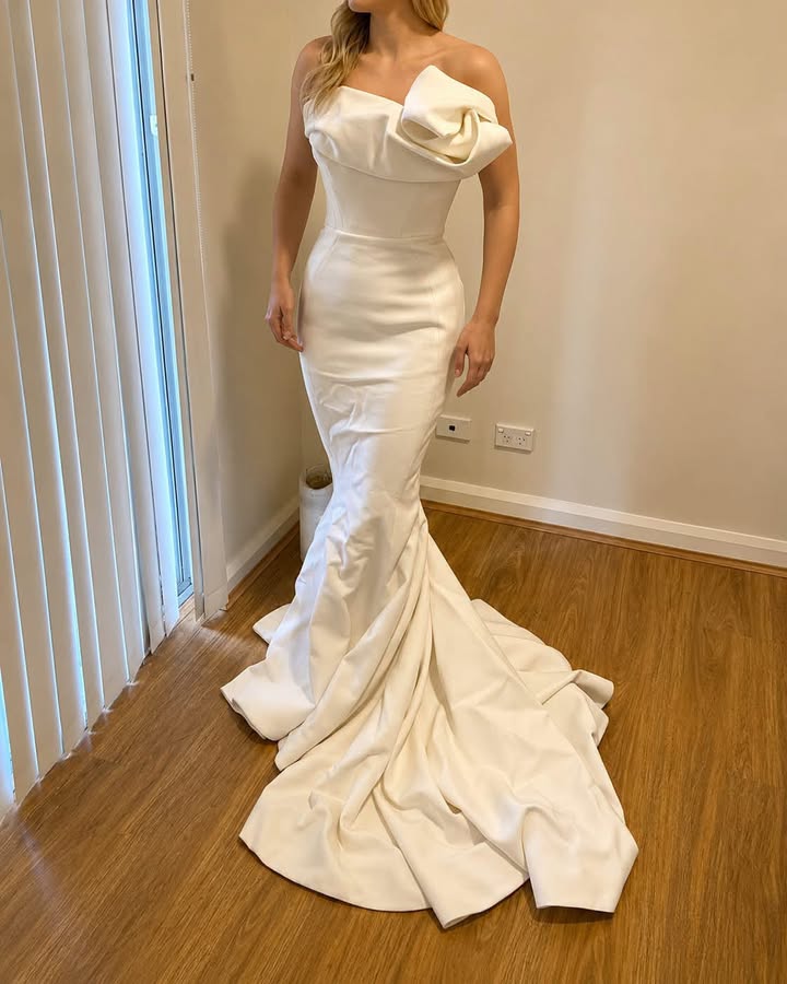 second hand designer wedding dress I said yes to the (secondhand) dress! (Dress hadn't been steamed hence the wrinkles) I'm an avid bargain hunter and have been committed to saving on costs wherever I can (classic 15_inch_doll_pattern Bird Grey Bridesmaid Dress Bridal shops Shirt's Size:3XL