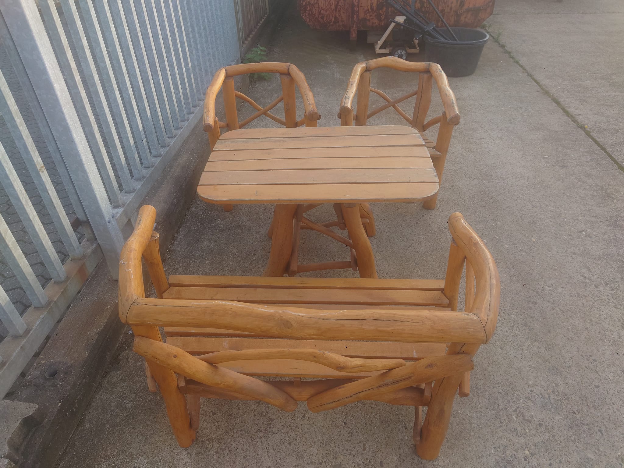 Massive Gartenmöbel zu verschenken!!! Tisch, Bank und 2 Stühle An Selbstabholer in Pulheim, Siemens Str 37 Montag bis Freitag 8:00 Uhr bis 15 Uhr Oder nach Vereinbarung unter 0162 33 96 44 8 Oder 0174 2 88 99 10