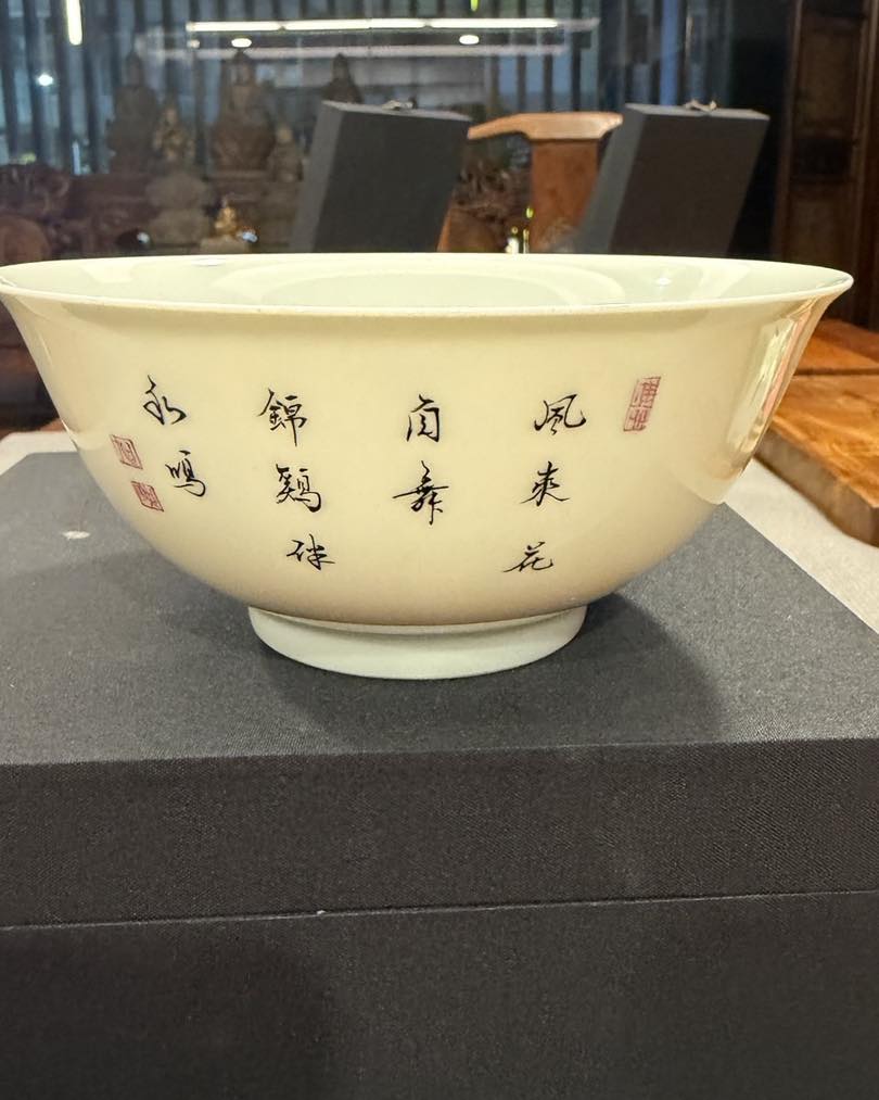 大清雍正年製琺瑯彩、錦雞圖，宮碗。 這件的書法字體，告訴了我們