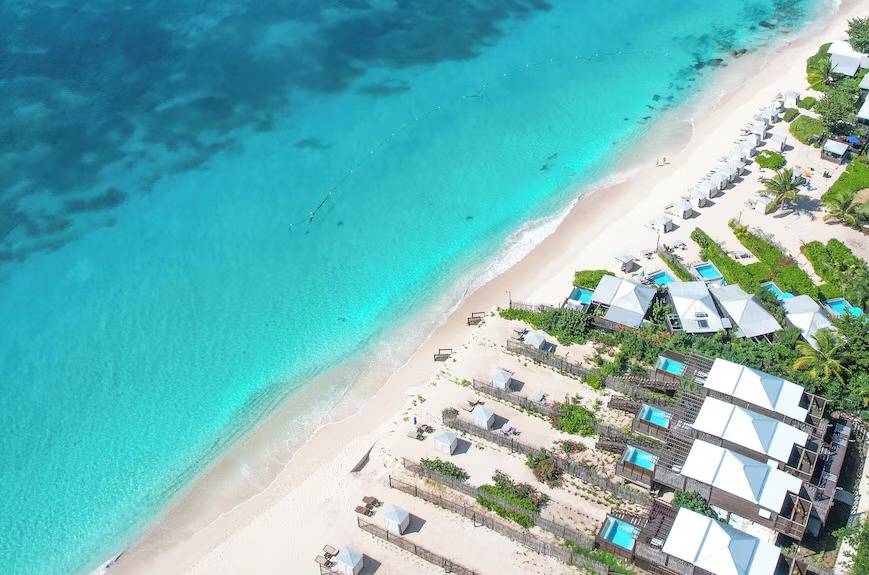What is the dress code and amenities at Keyonna resort in Antigua?