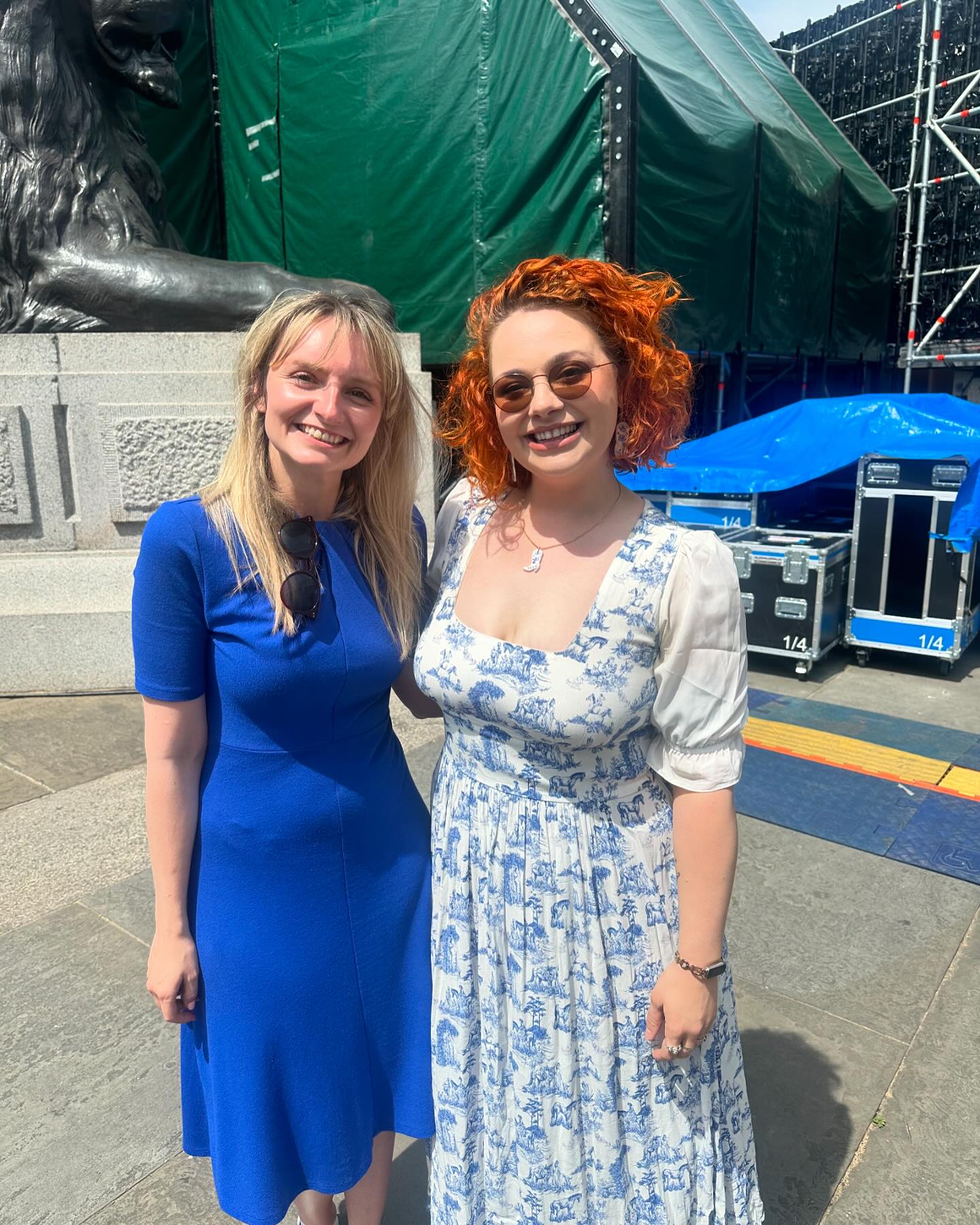 lady in blue dress interview As a theatre aficionado, I couldn't resist a fangirl moment this afternoon, after my with leading @carriehopefletcher 🎭 I saw her as 'Calamity Jane' recently @newwimbledontheatre with @mrsgrahamshome and we gray long sleeve woolen evening dress