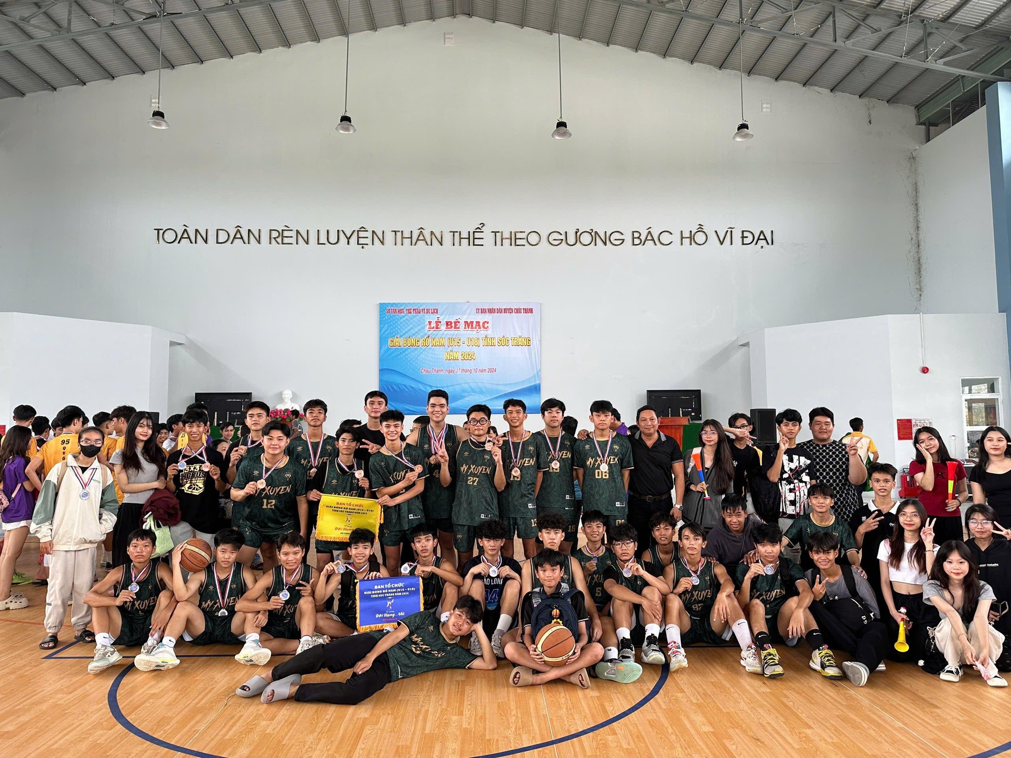 BÓNG RỔ MỸ XUYÊN