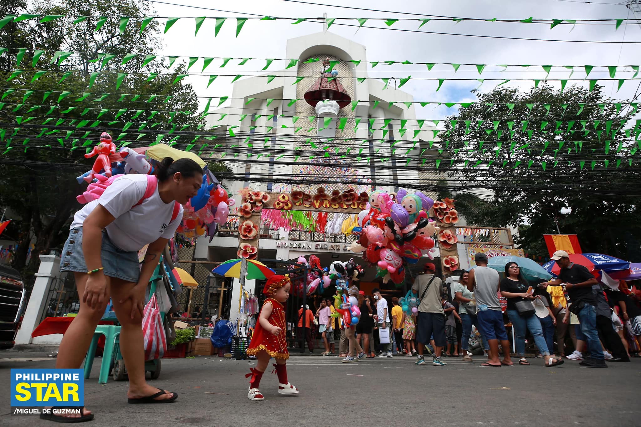Philippine Star - Catholic devotees raise their images of the Child ...
