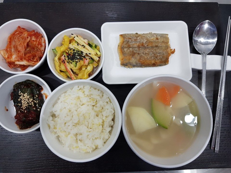 삼인요양병원 - 10월 18일 중식 식단입니다. 메뉴: 기장밥, 감자수제비, 갈치구이, 유부맛살겨자채,... | Facebook