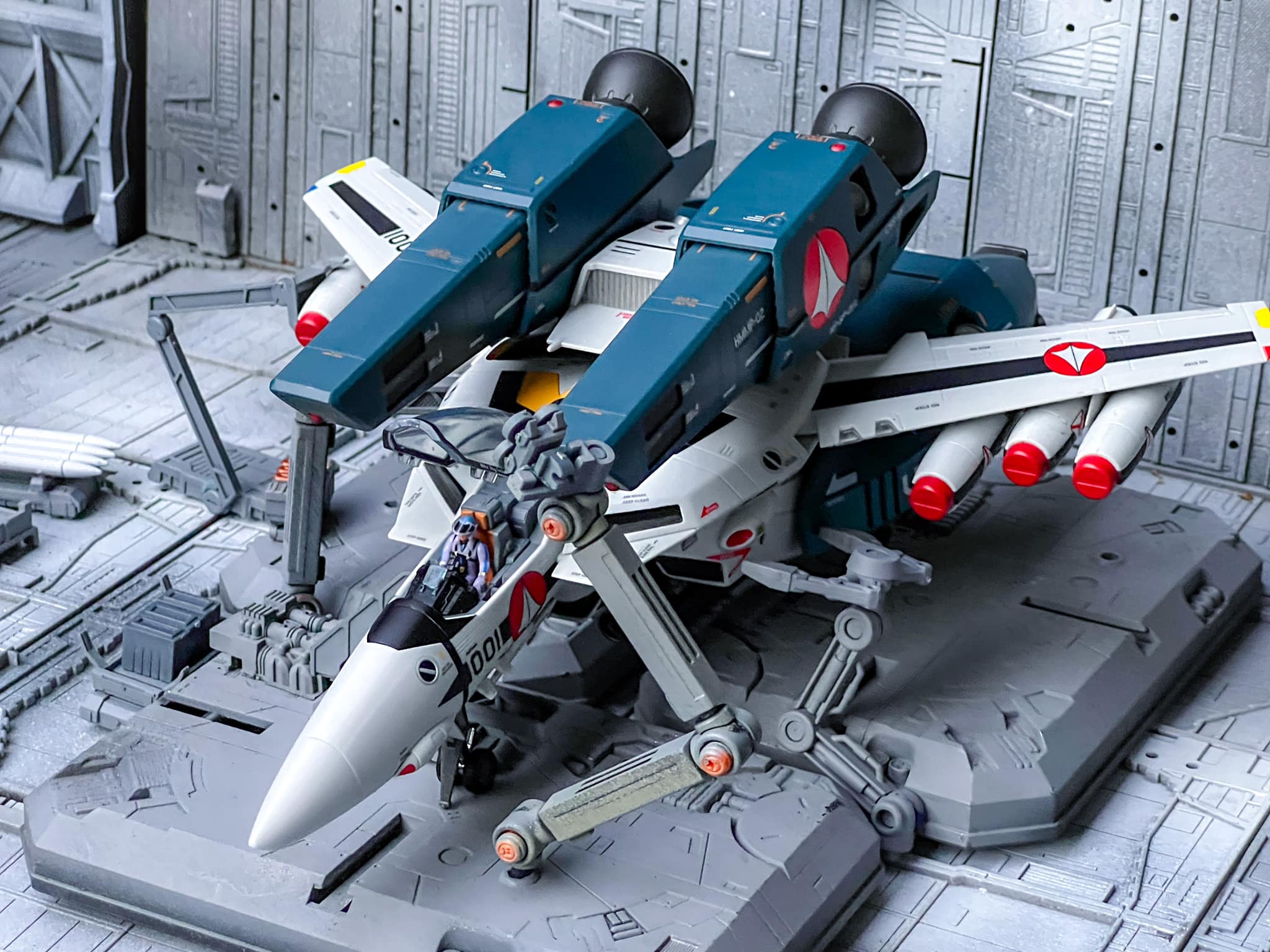 Armoured Valkyrie, armed and ready.” DX Chogokin VF-25S Armored