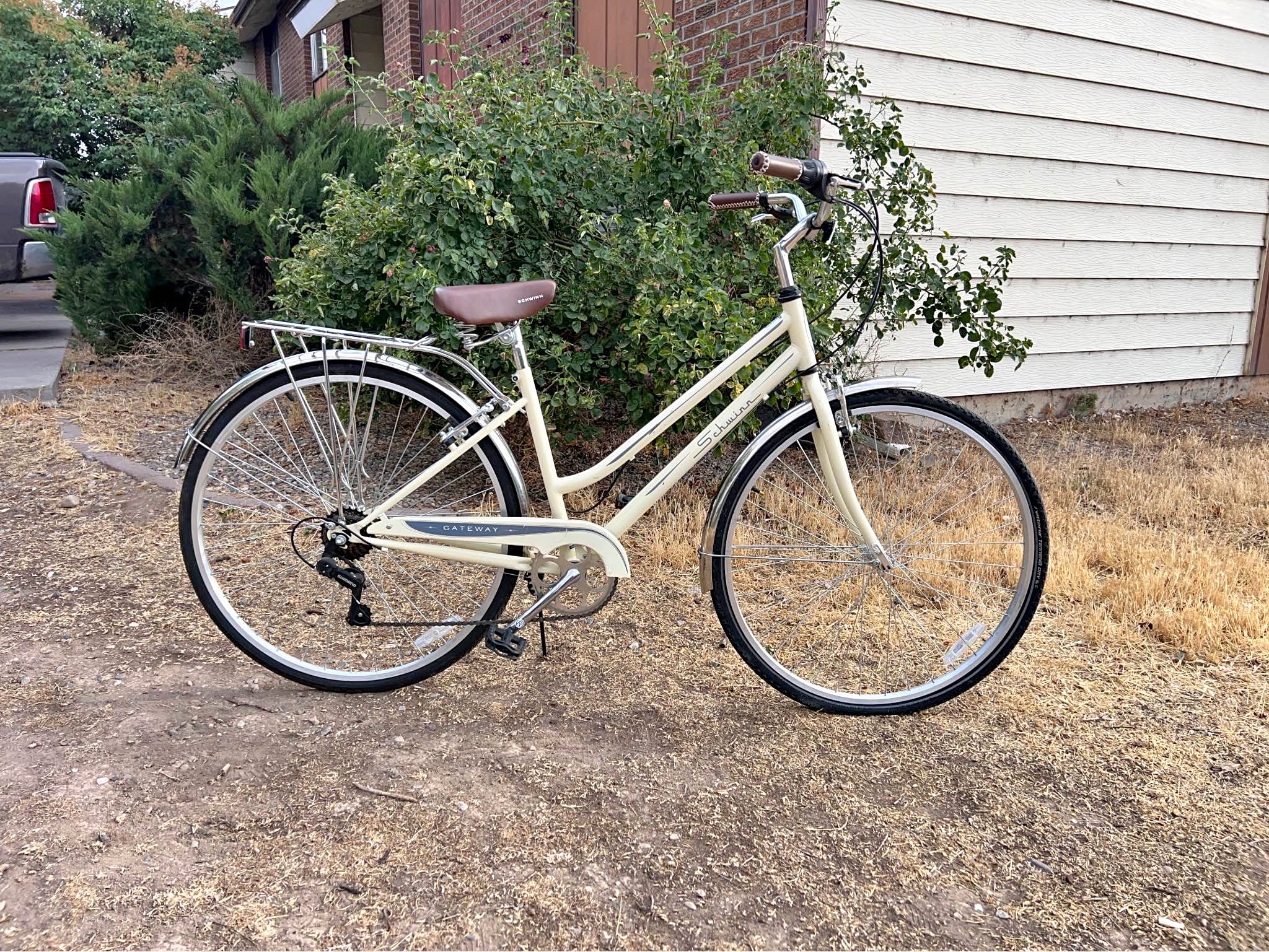 schwinn gateway bicycle Men's Trailway 700c/28" Hybrid Bike Classic style will take you where you want to go Gateway Schwinn Cream Gateway Bike