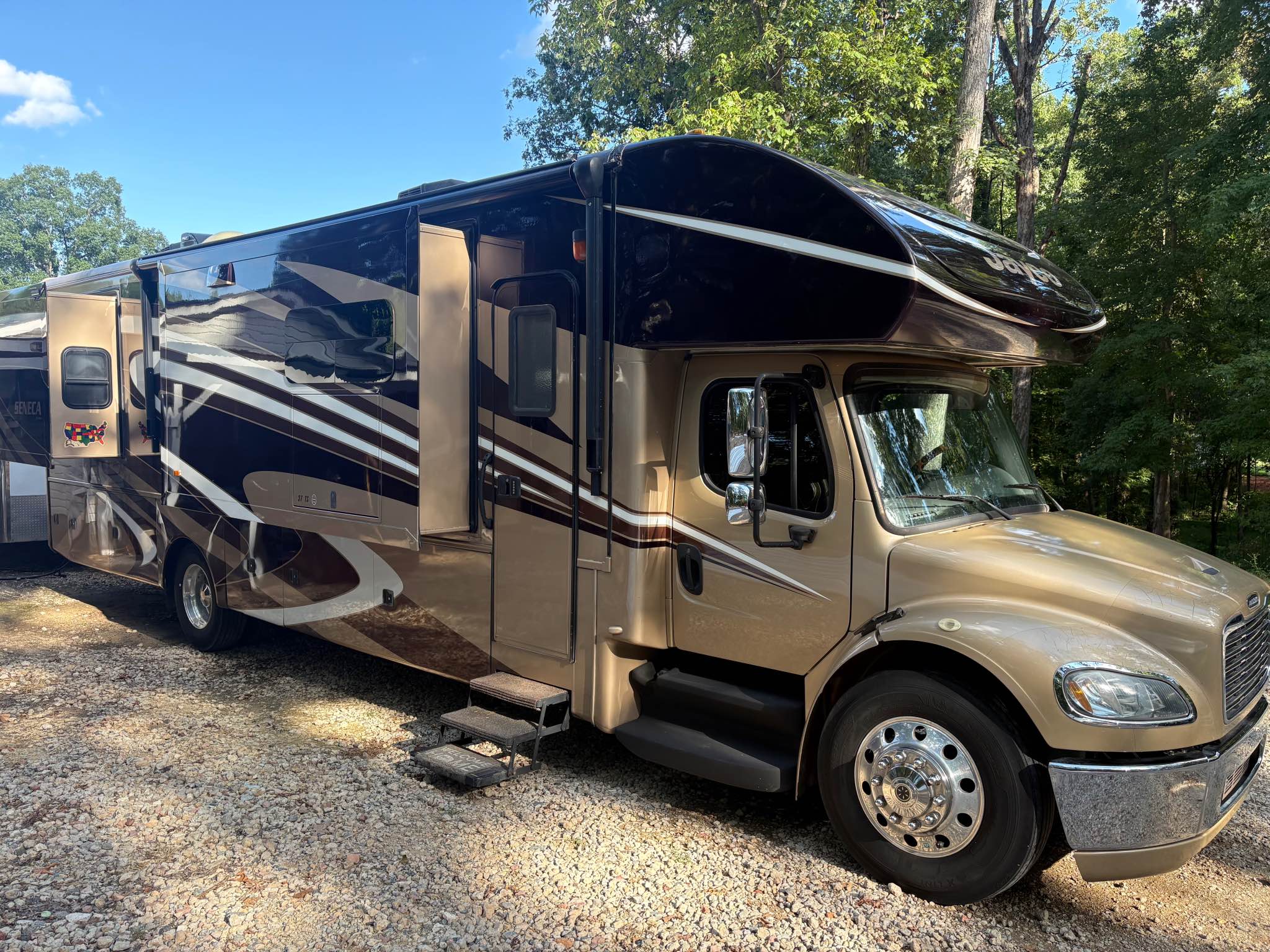 2015 Jayco Senca M2 Chassis Cummins 6.7 L6 diesel Drive Type 4X2 3