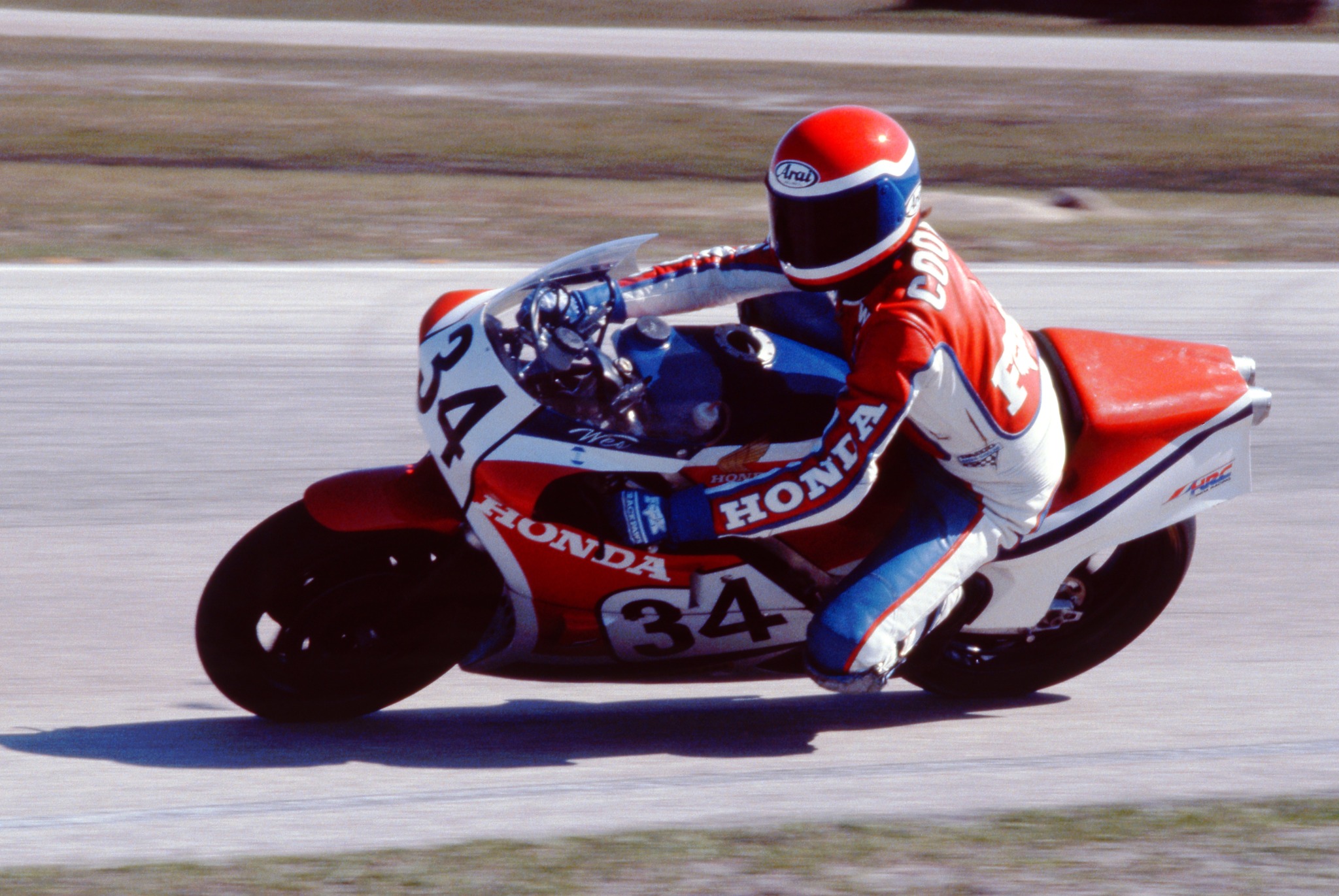 Wes Cooley rides Kawasaki KR1000 at 1983 Daytona 200