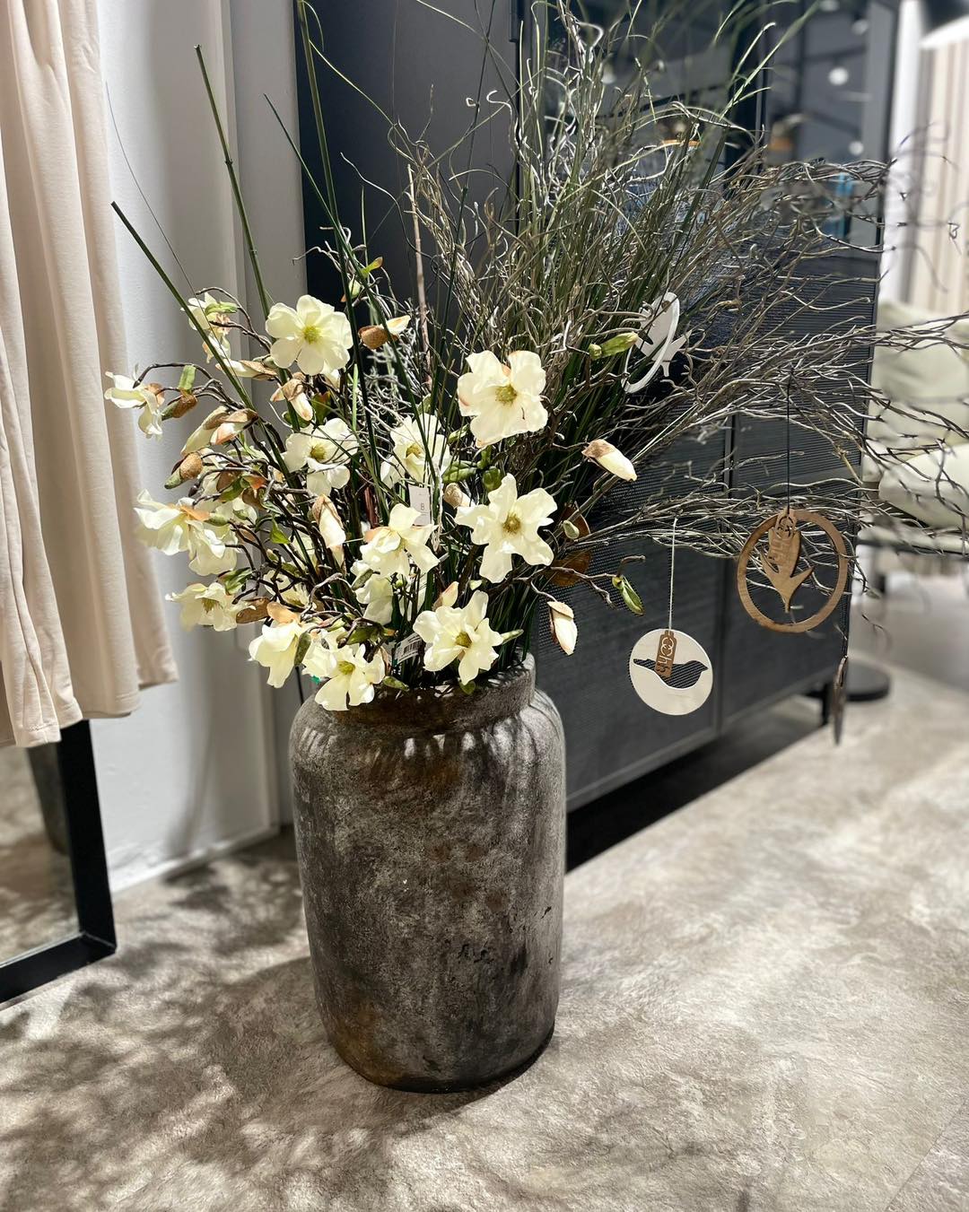 Vasen in groß und klein bringen Stil und Farbe in deine Wohnung! 🪴 Ob du nach eleganten Bodenvase für große Sträucher oder nach kleinen Vasen für einzelne Blumen suchst – bei uns