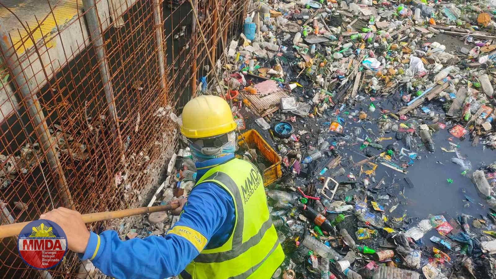 GMA News - Halos mapuno ng basura ang Tuntong Creek sa...