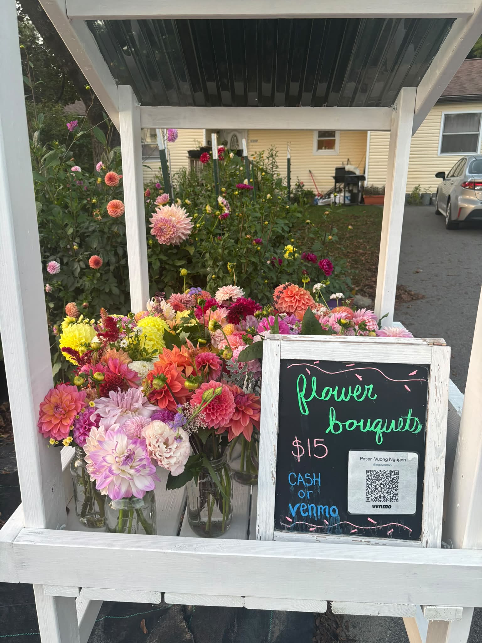 Fresh flower bouquets for sale on 9/11/26 in Pater Mun | West