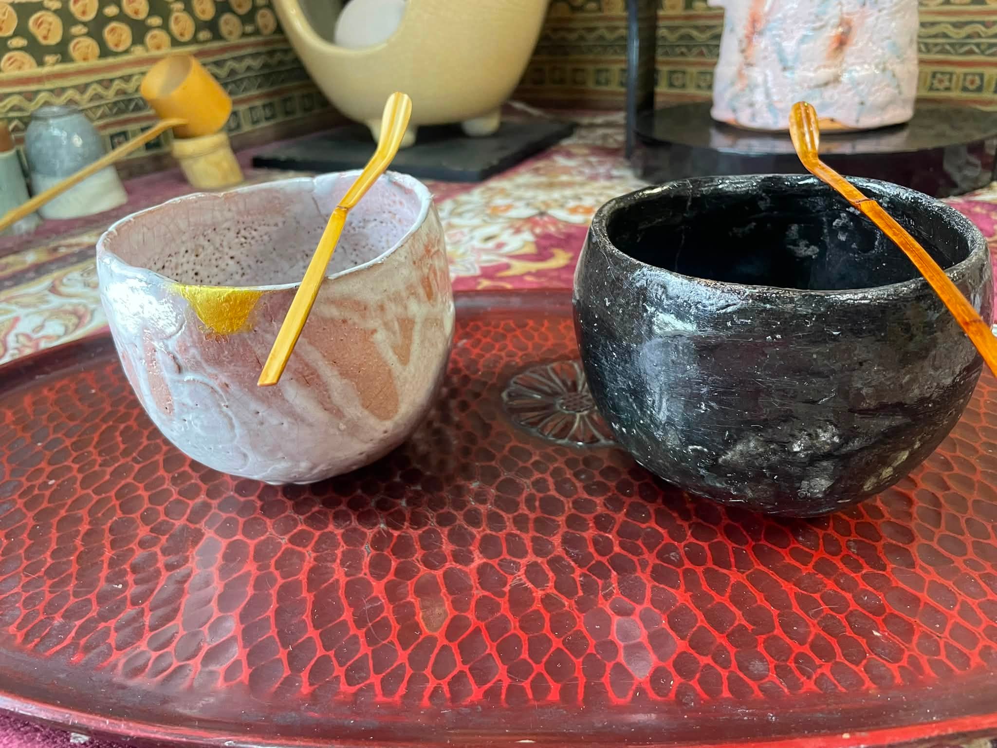 多胡石彫刻茶碗、日本三古碑の一つ群馬県高崎市吉井町に多胡碑がござい