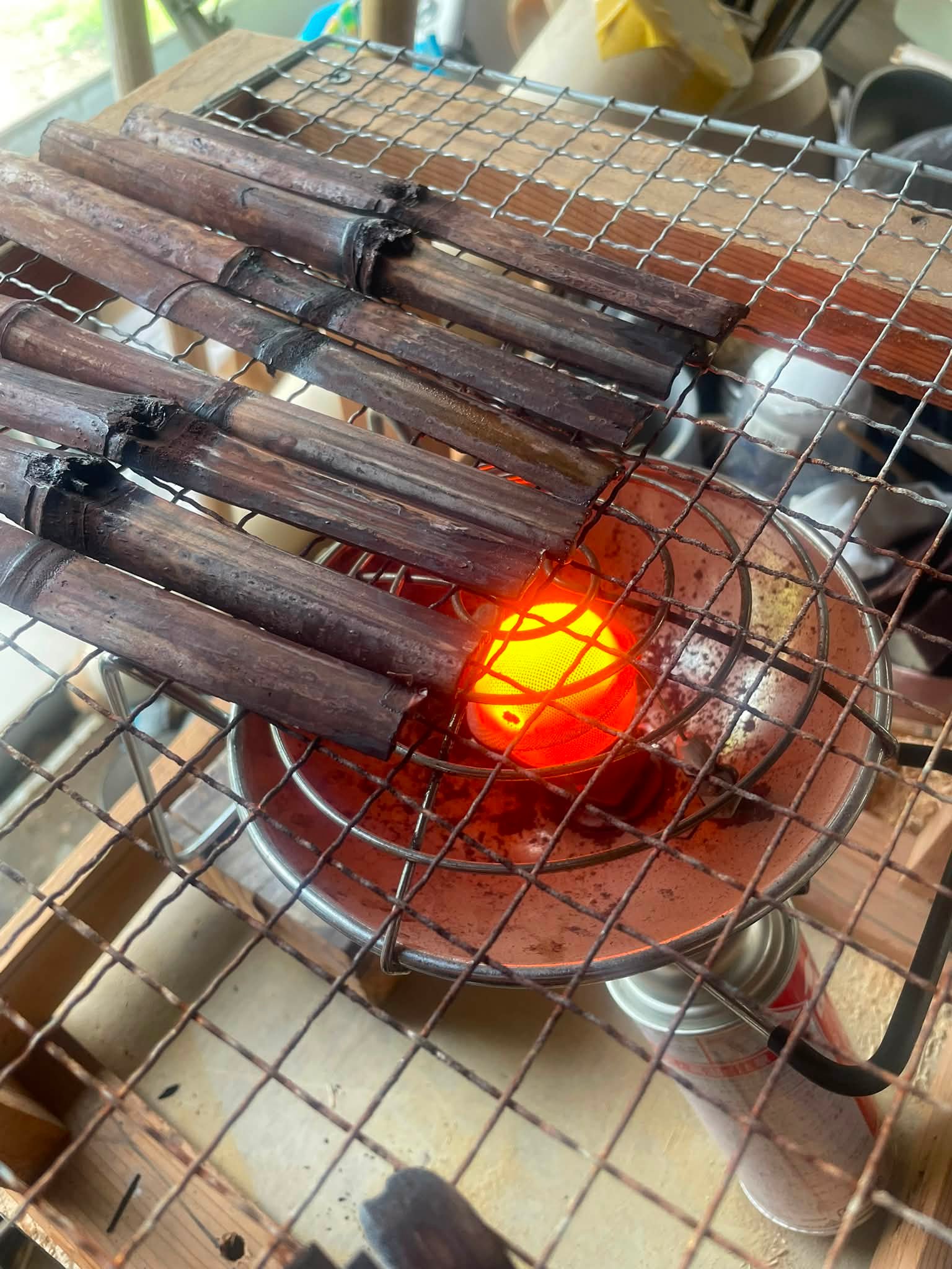 夏椿を唐銅桔梗口花入に入れてみました。