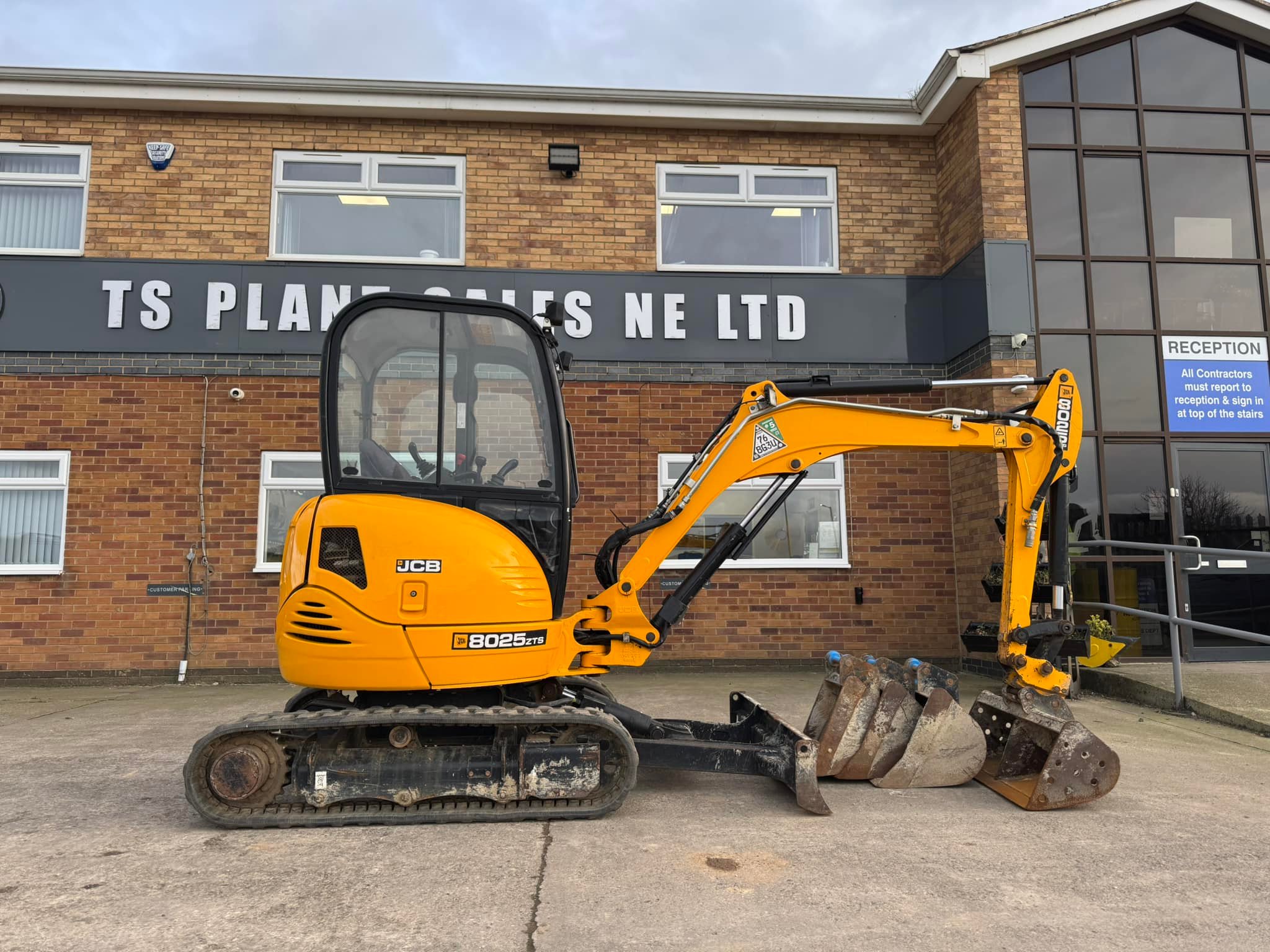 FOR SALE: 2022 JCB 8025 ZTS Mini excavator, Q-Hitch & 4 buckets