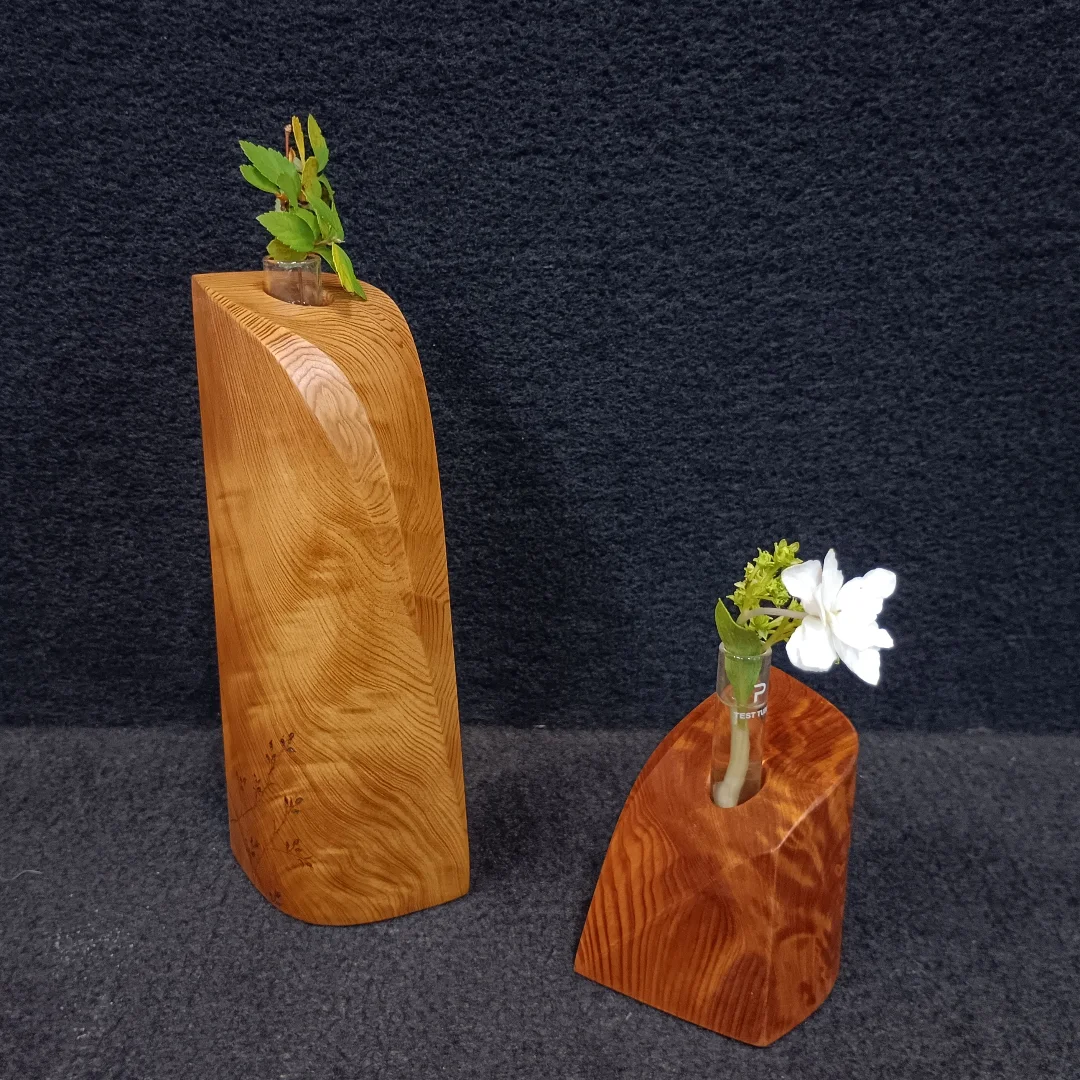 光明がきれいな部分で作った一輪ざし。光明とは木が育つ過程で怪我を