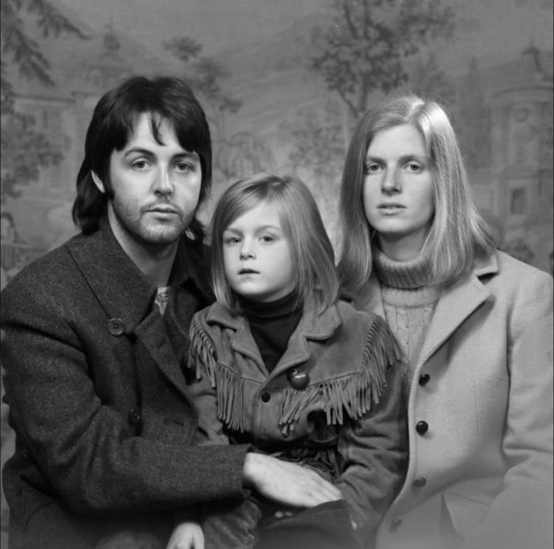 ポールとリンダ(ロスにて、１９６９年頃) A Self-portrait of Linda, Paul and Mary McCartney, 1969.