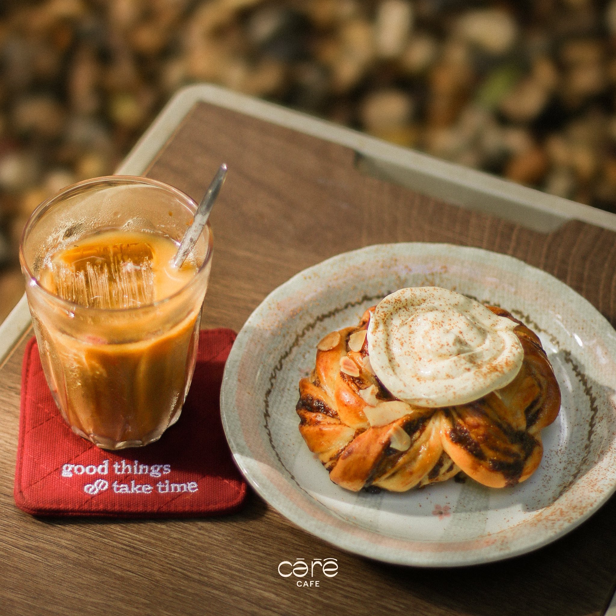 Cà Rề cafe - Khu quầy bar được phối màu ấn tượng, là điểm chụp ảnh ...