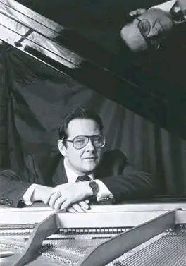 Nikolai Petrov plays : ▻ Prokofiev • Piano Sonata No.7 - video