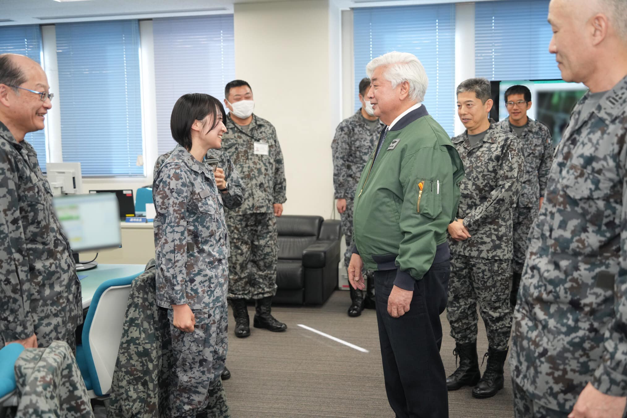 2月12日、中谷防衛大臣は、空自府中基地を訪れ、航空支援集団司令部や