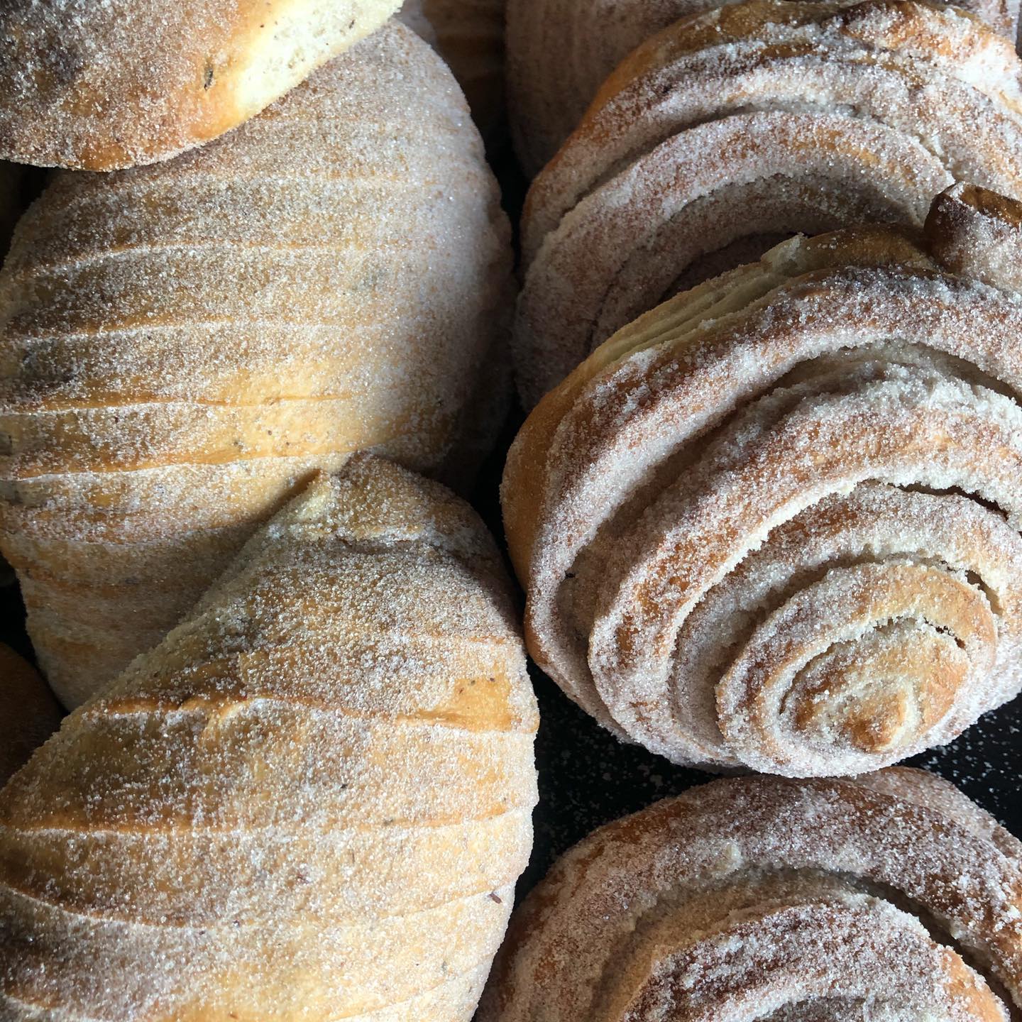 ¡Mitad de semana! 🙌🏼 Ven por tu pan... - Panaderia Azteca