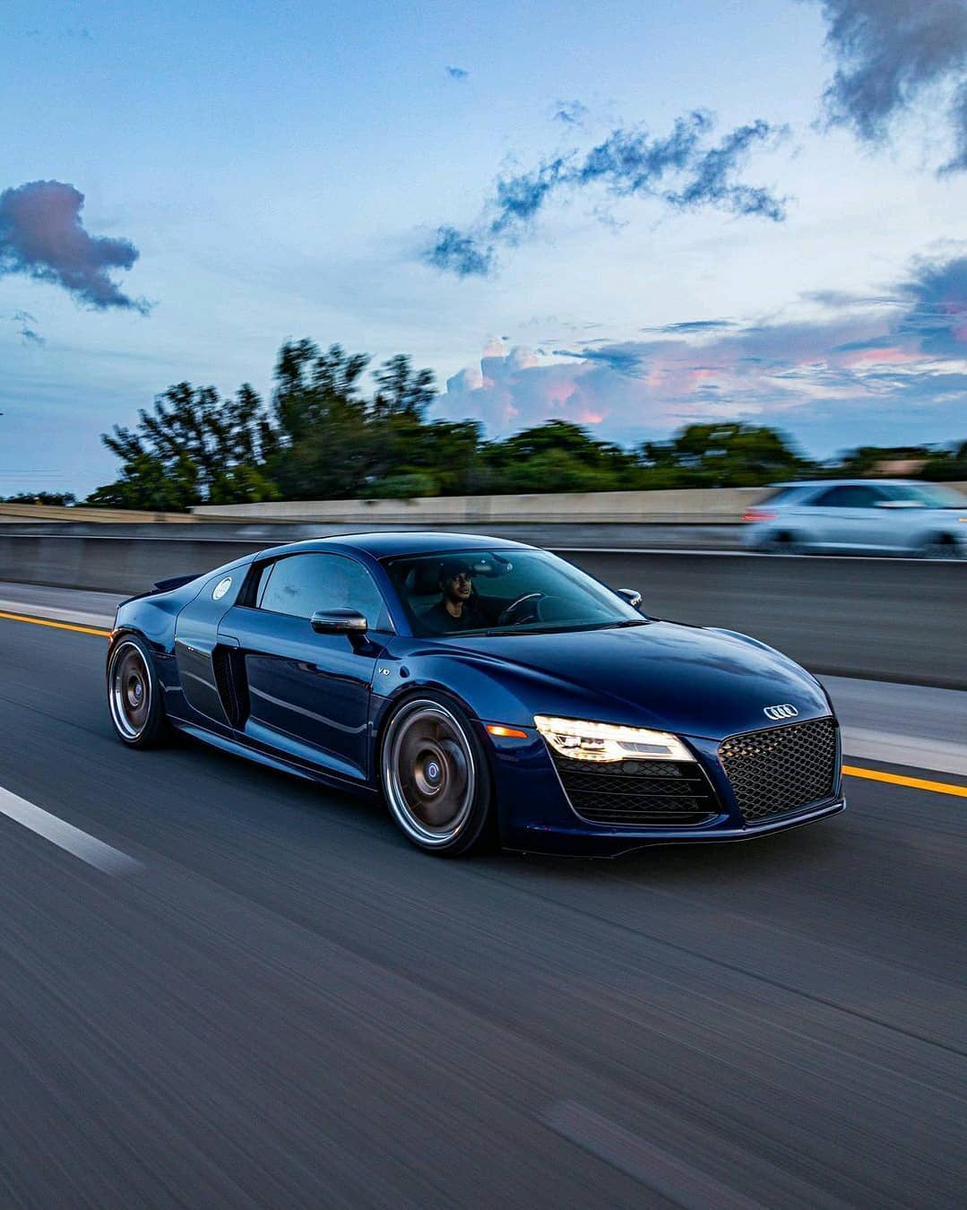 Exhaust - The blue Audi R8 looking clean. (1/2)⠀