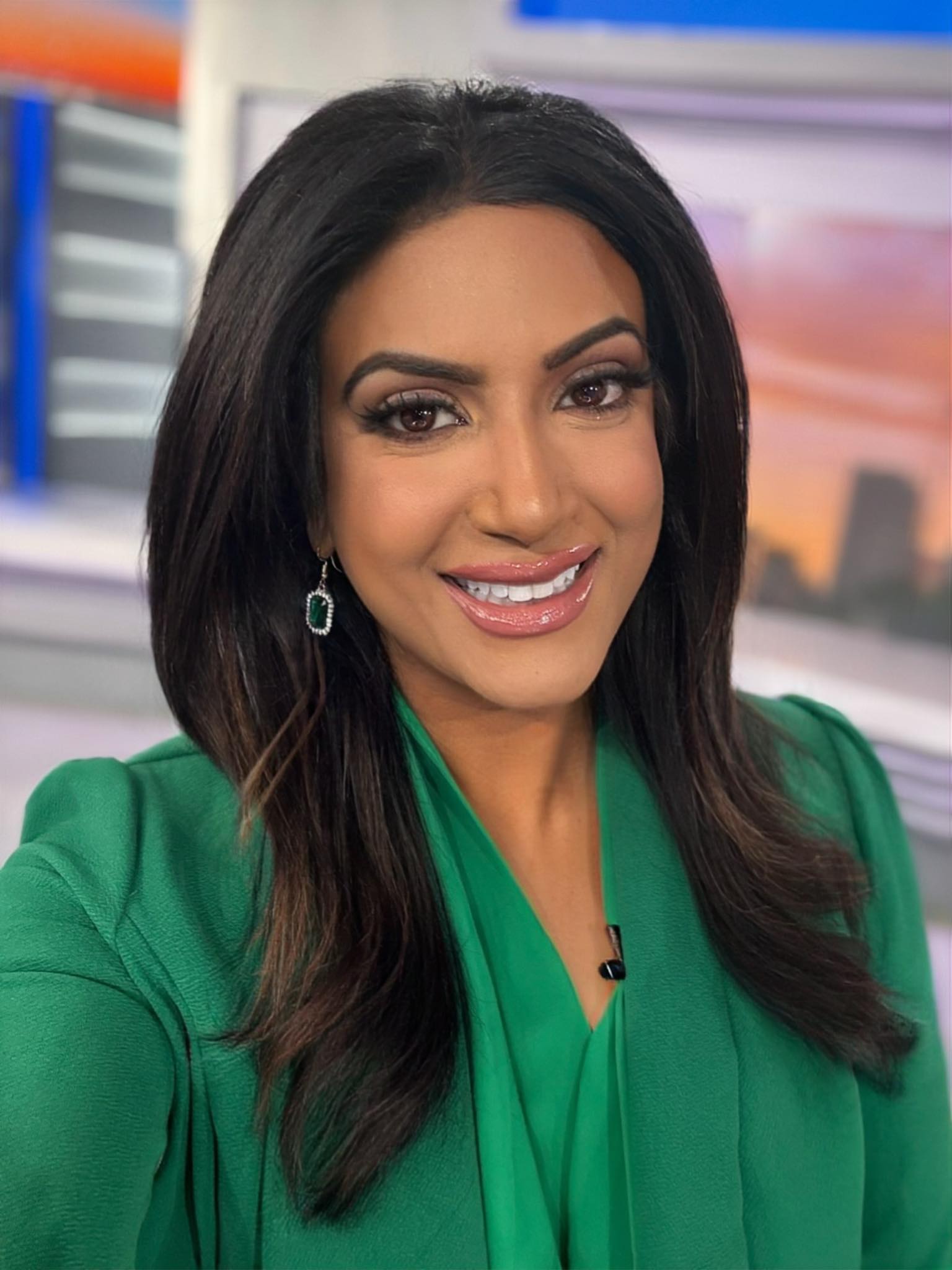 Syma Chowdhry - ‪And just like that, we ALREADY have to take down/put