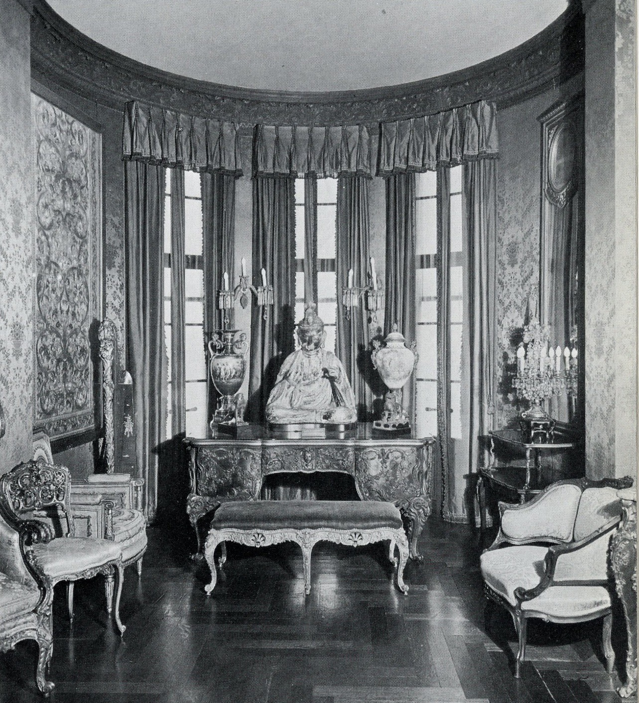 Chicago's - A glimpse into the drawing room at 1000 Lake Shore Drive ...