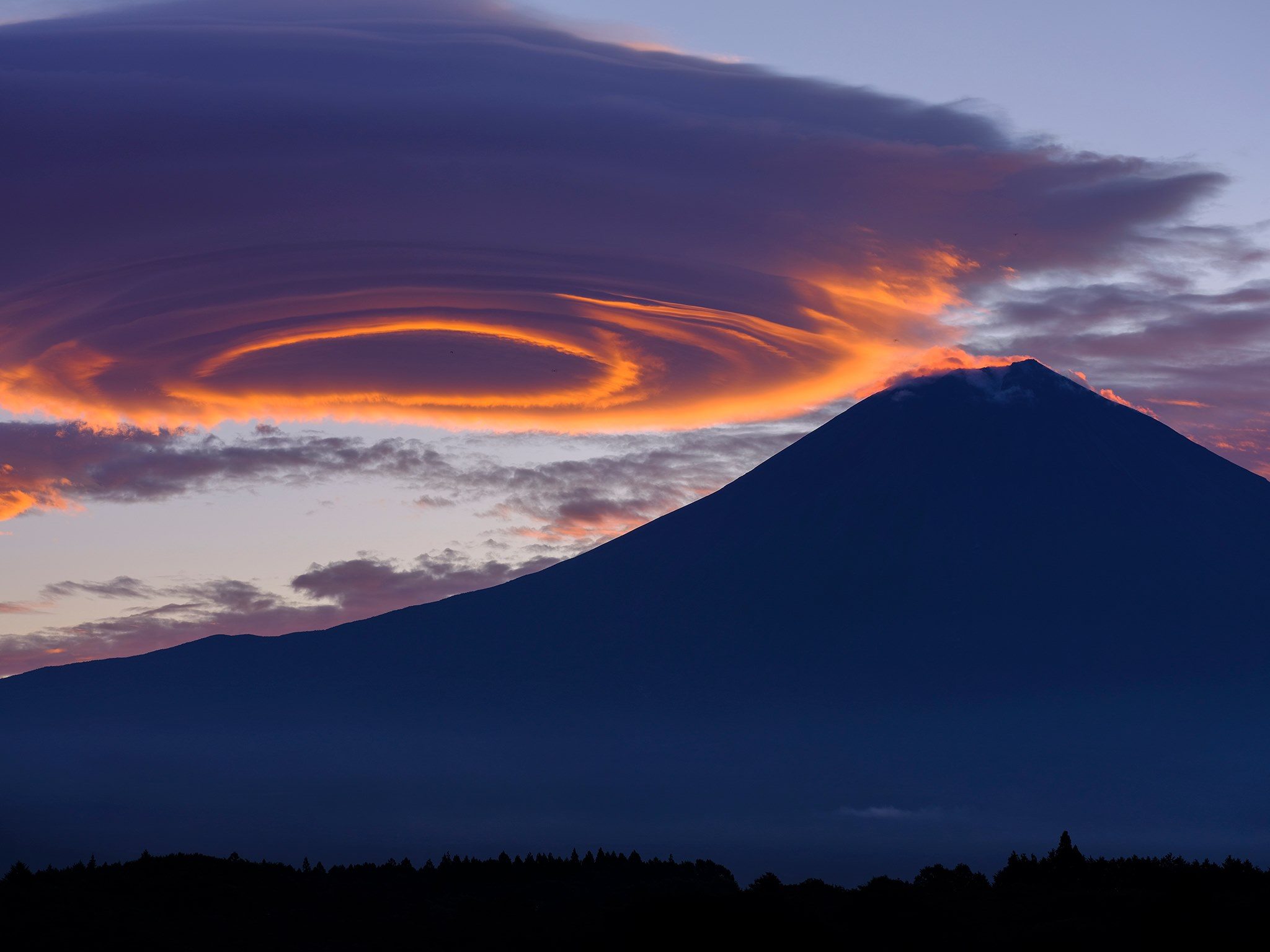富士山 レンズ雲 風景写真 Lenticular clouds forming over Mount Fuji at twilight. 夕暮れの