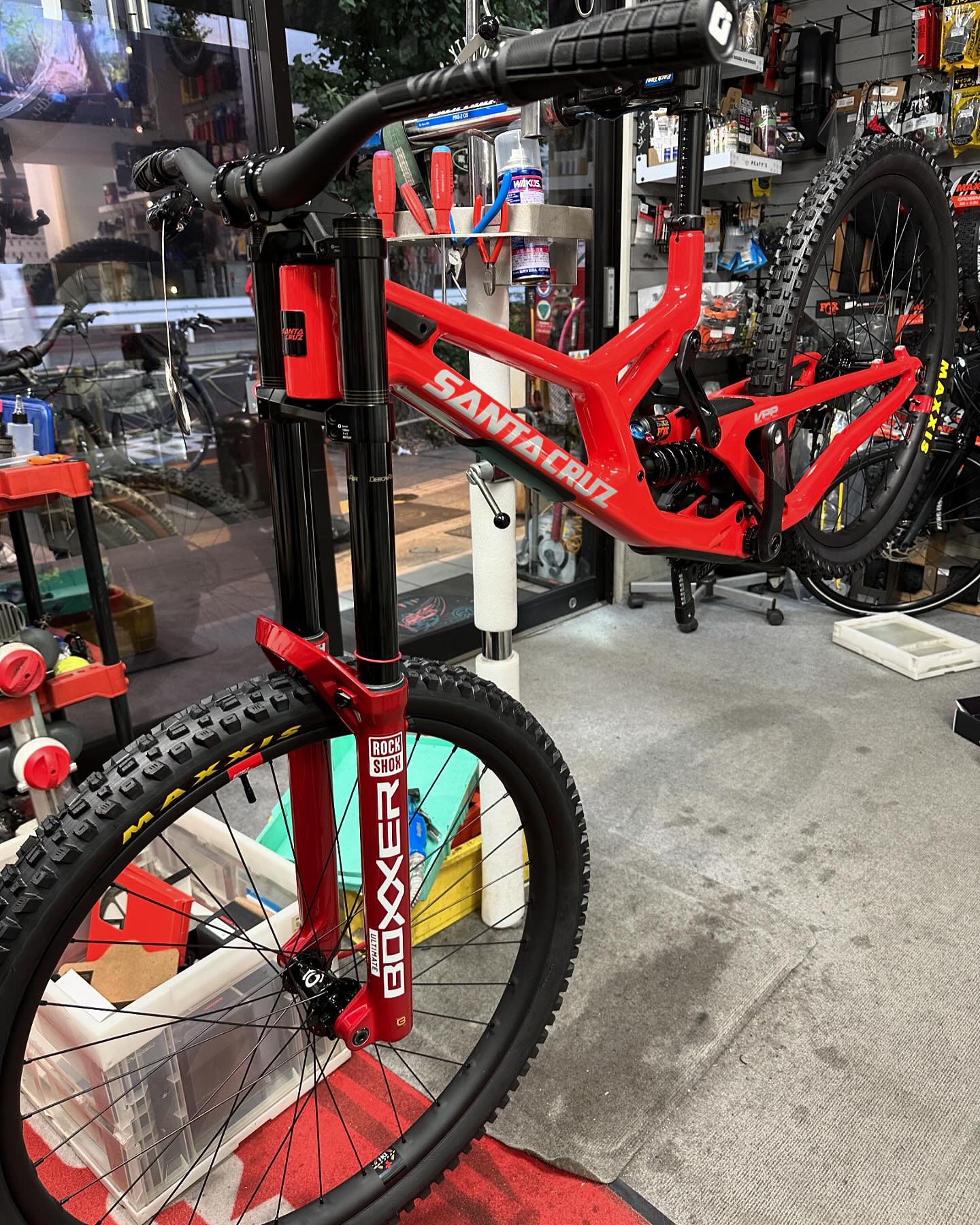 小川輪業商会 - 本日はSANTACRUZ V10の組み立てが進行中！ そして明日 