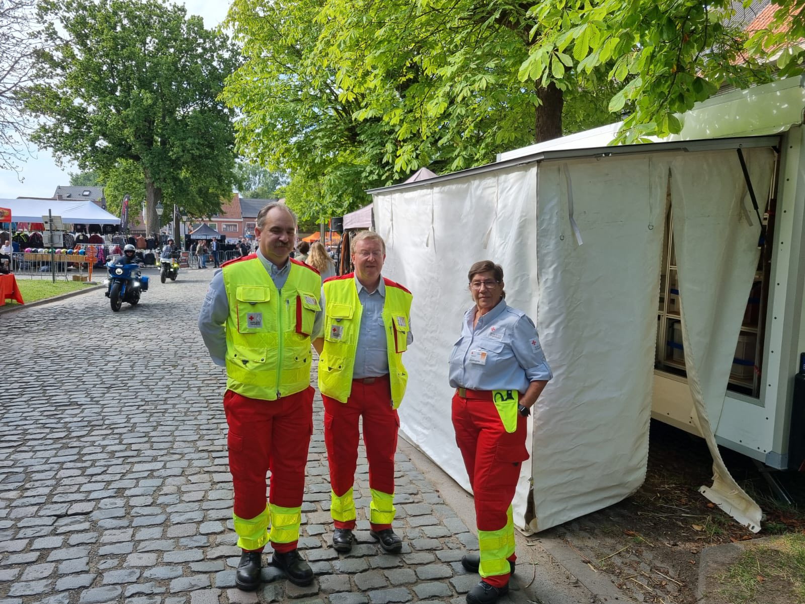 Rode Kruis-Groot-Assenede - 🚑 Met 4 vrijwilligers staan we tot in de ...