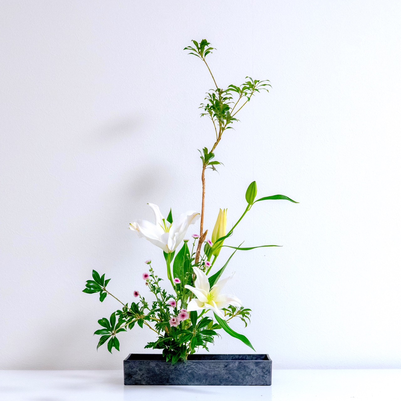 見事な枝ぶりの「梅」を使った生け花をご紹介します。 2025年、本年も