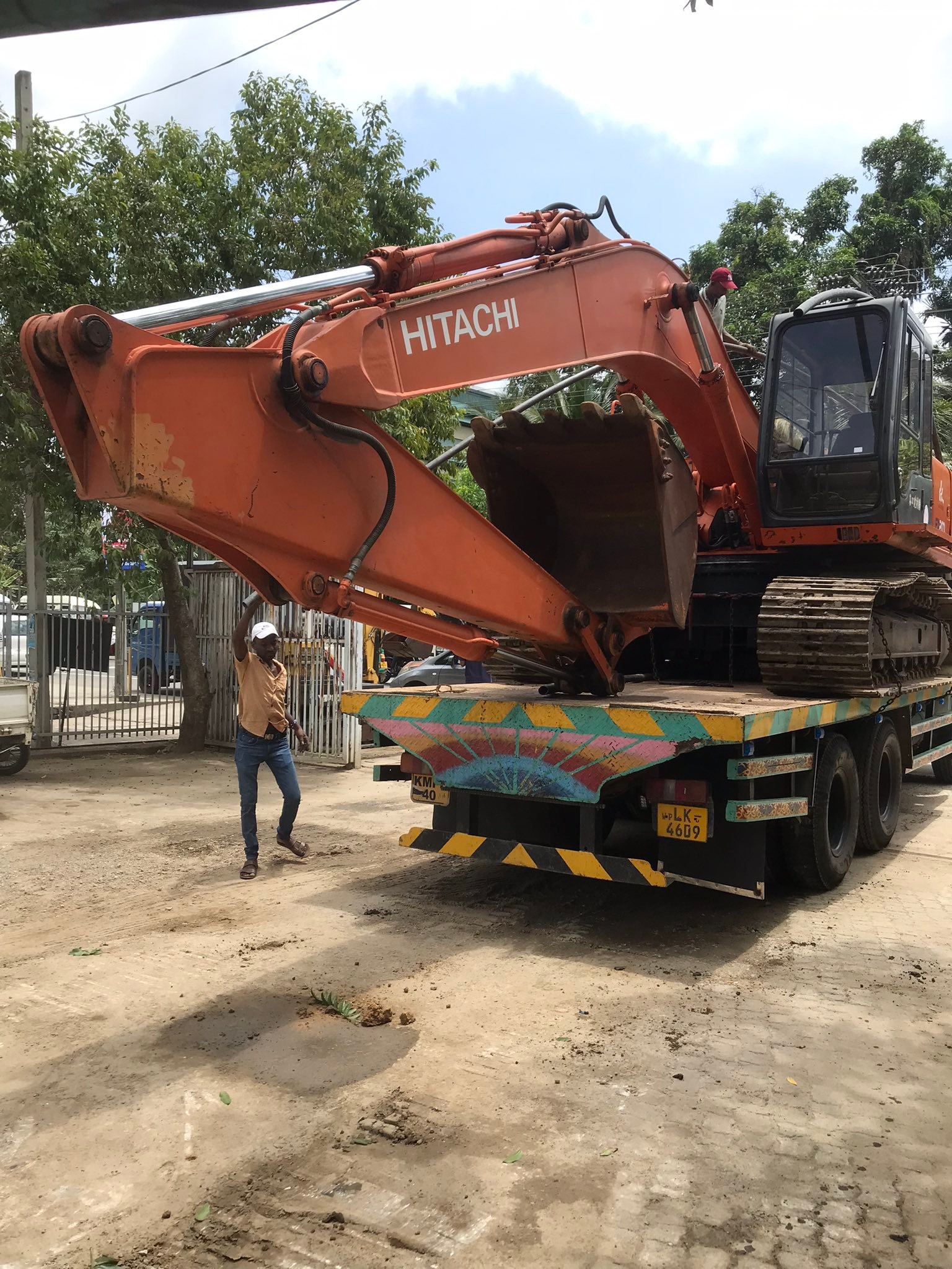 Hitachi 200-2 backhoe sold out