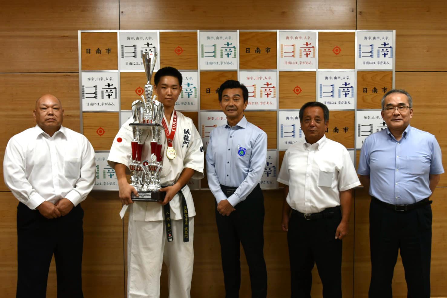 高橋透 - 実践空手道 誠龍門の八代泰一(やつしろたいち)選手が、6月にカザフスタンで開催された世界大会で優勝され、そ... | Facebook