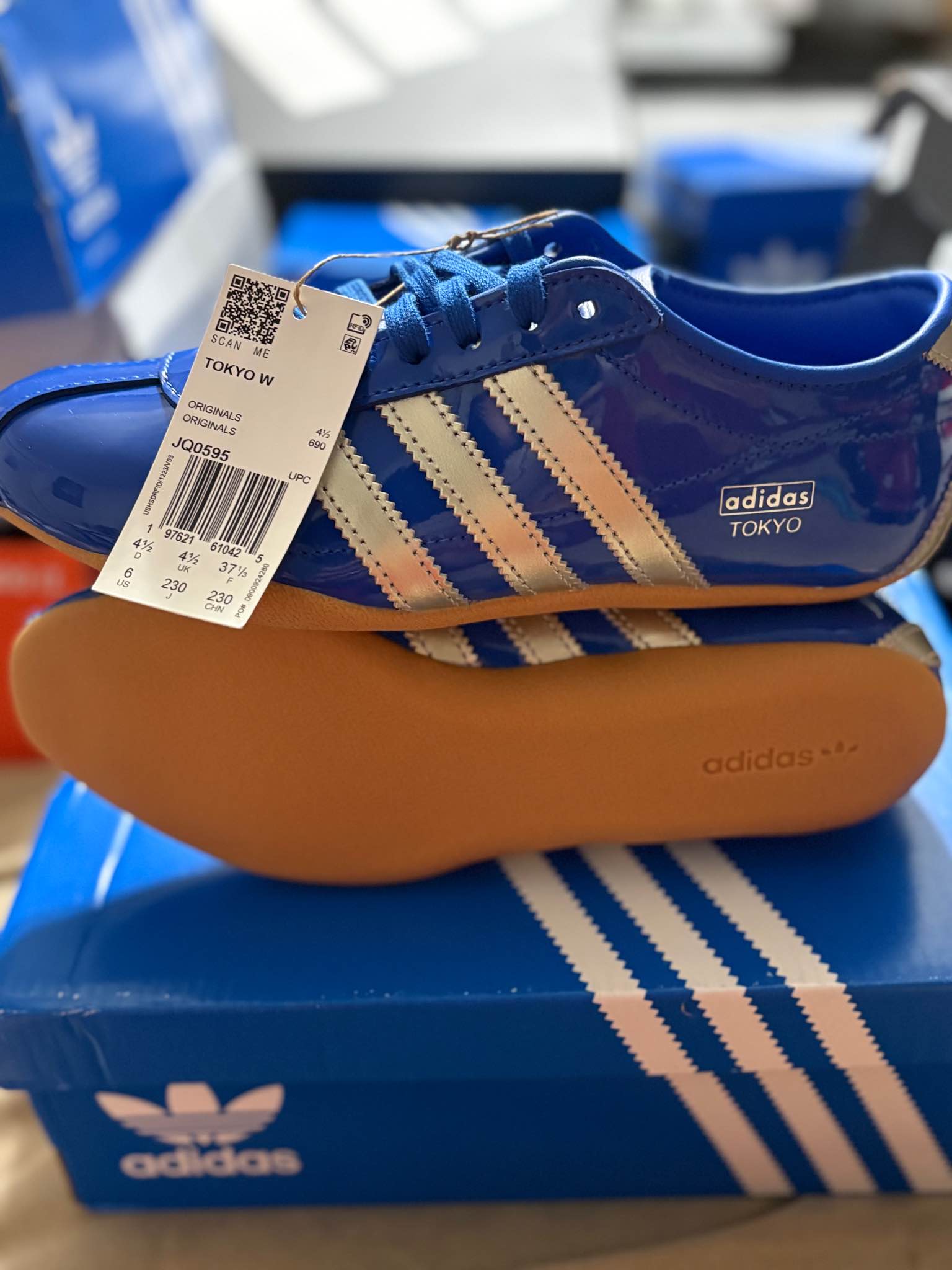 写真 New adidas Tokyo W sneakers in size US 6, UK 4.5, and FR 37 1/3