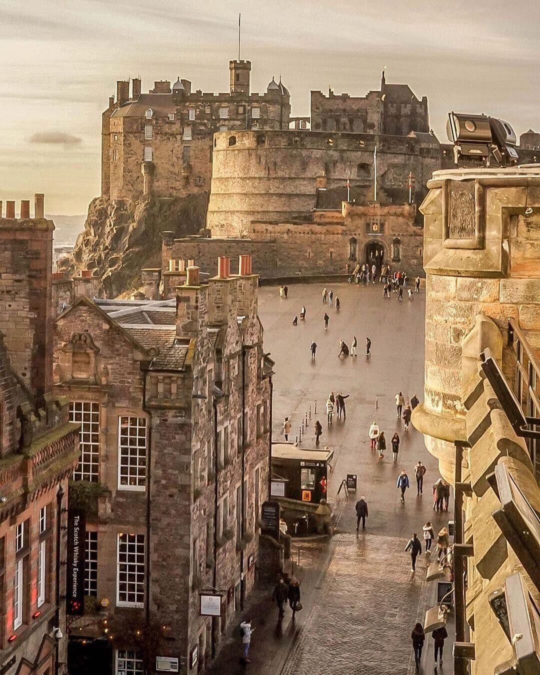 Edinburgh Castle 🏰, Scotland 🏴󠁧󠁢󠁳󠁣󠁴󠁿 Photo by: @zax66 [IG]