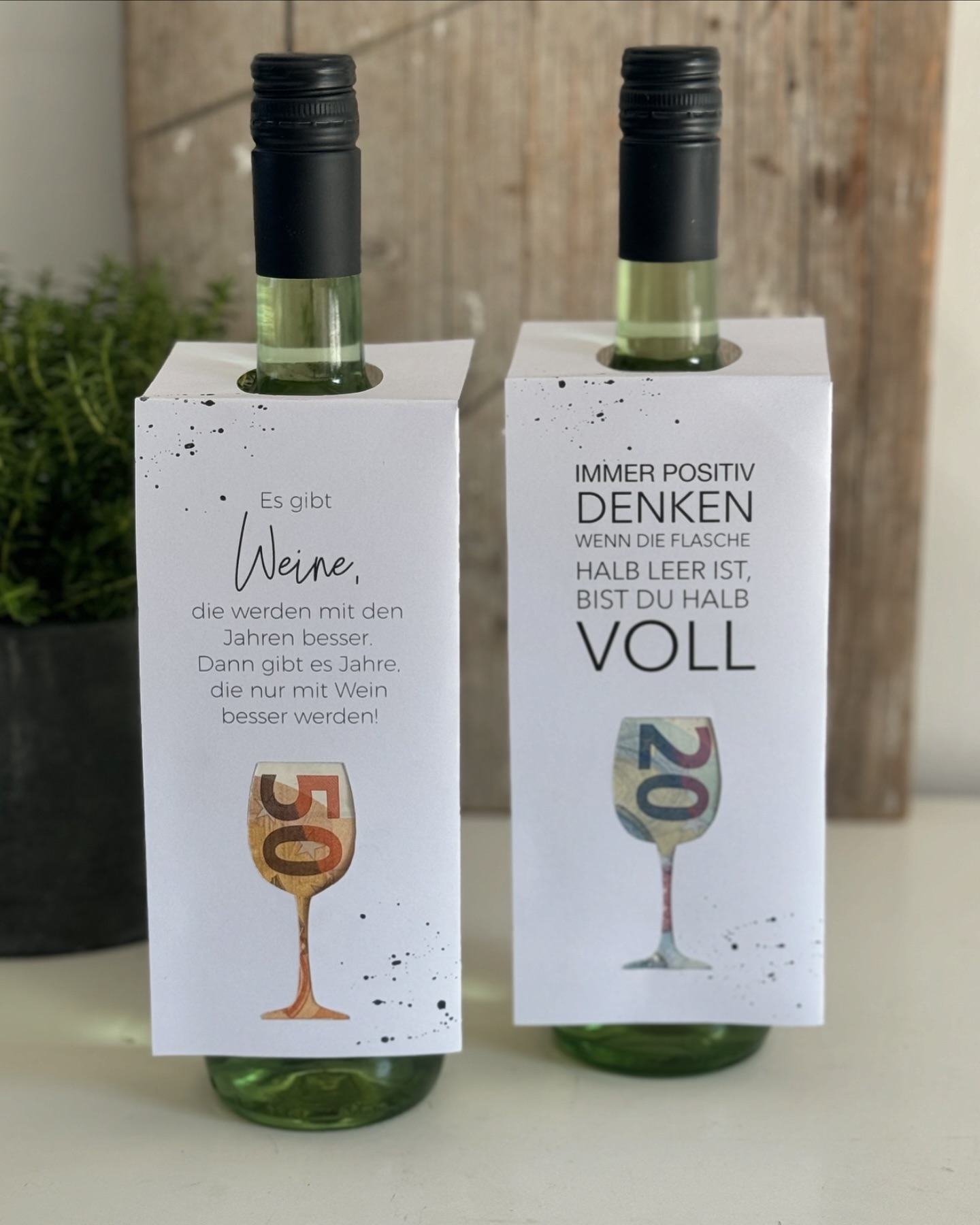 🍷😄 isso 🤷🏼‍♀️🤣… die Sprüche habe ich ja schon als Etikettenvorlage im Shop und jetzt hab ich sie nochmal umgestaltet, als Flaschenanhänger mit Geldgeschenk 💰. Ich liebs 😄. Die Weinflasche könnt ihr
