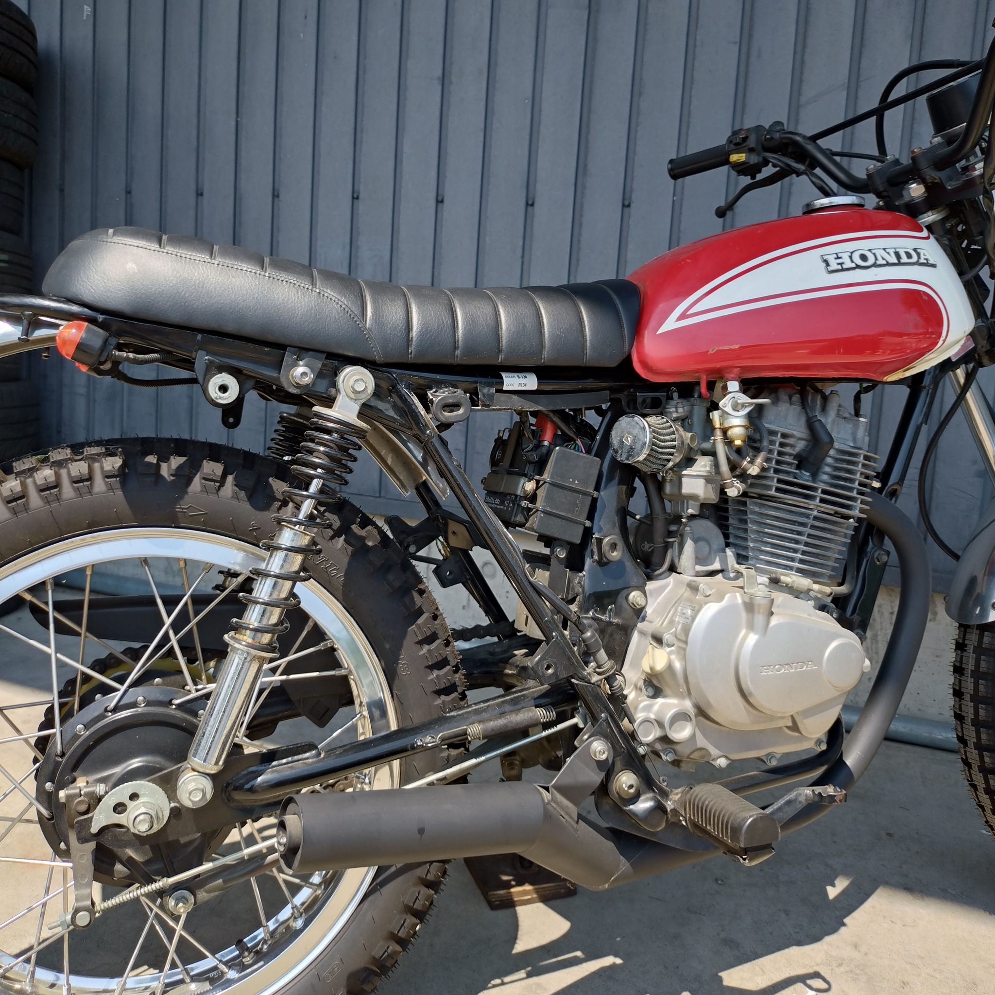このタンク、カラーリングも形もめちゃくちゃXL230に似合うな