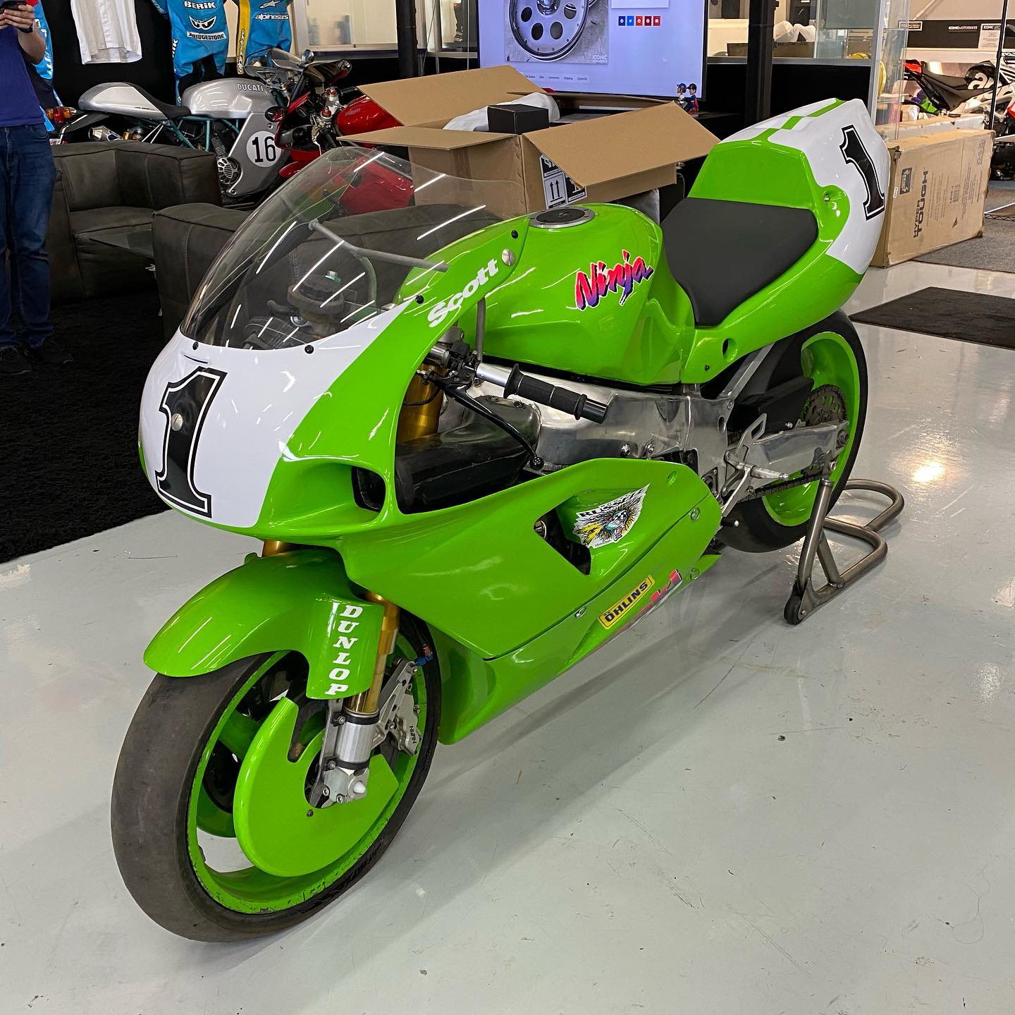 Here's some still shots of the Scott Russell ZX7RR that just