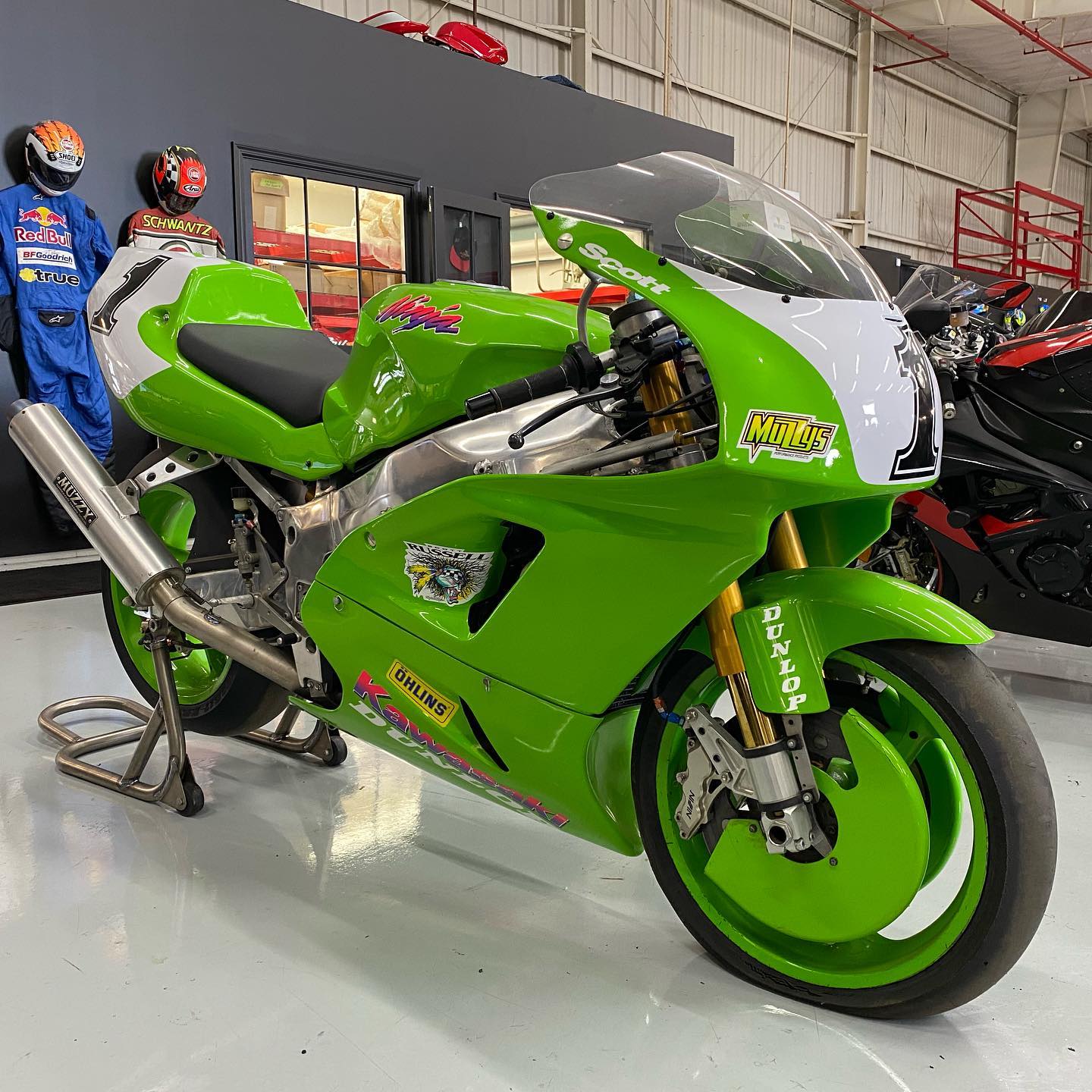 Here's some still shots of the Scott Russell ZX7RR that just