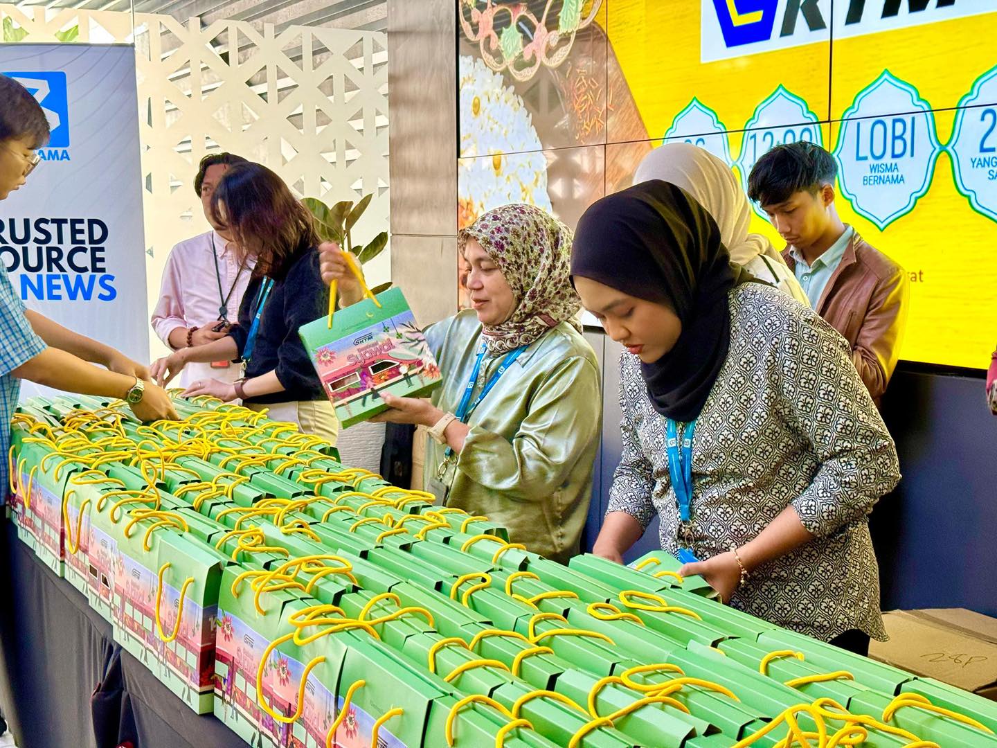 KTM Berhad - KTMB Raikan Rakan Media Sempena Aidilfitri... | Facebook